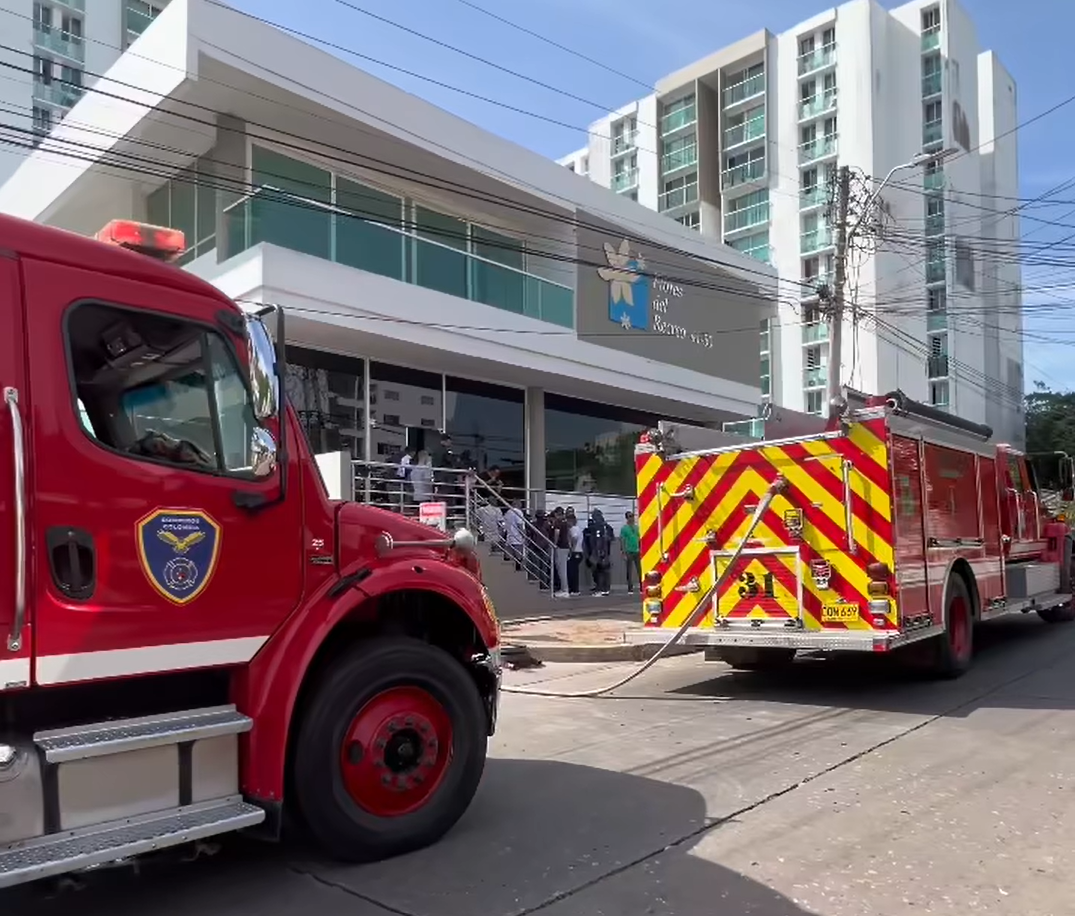 Incendio en conjunto Flores del Recreo dejó 65 heridos y más de 500 evacuados