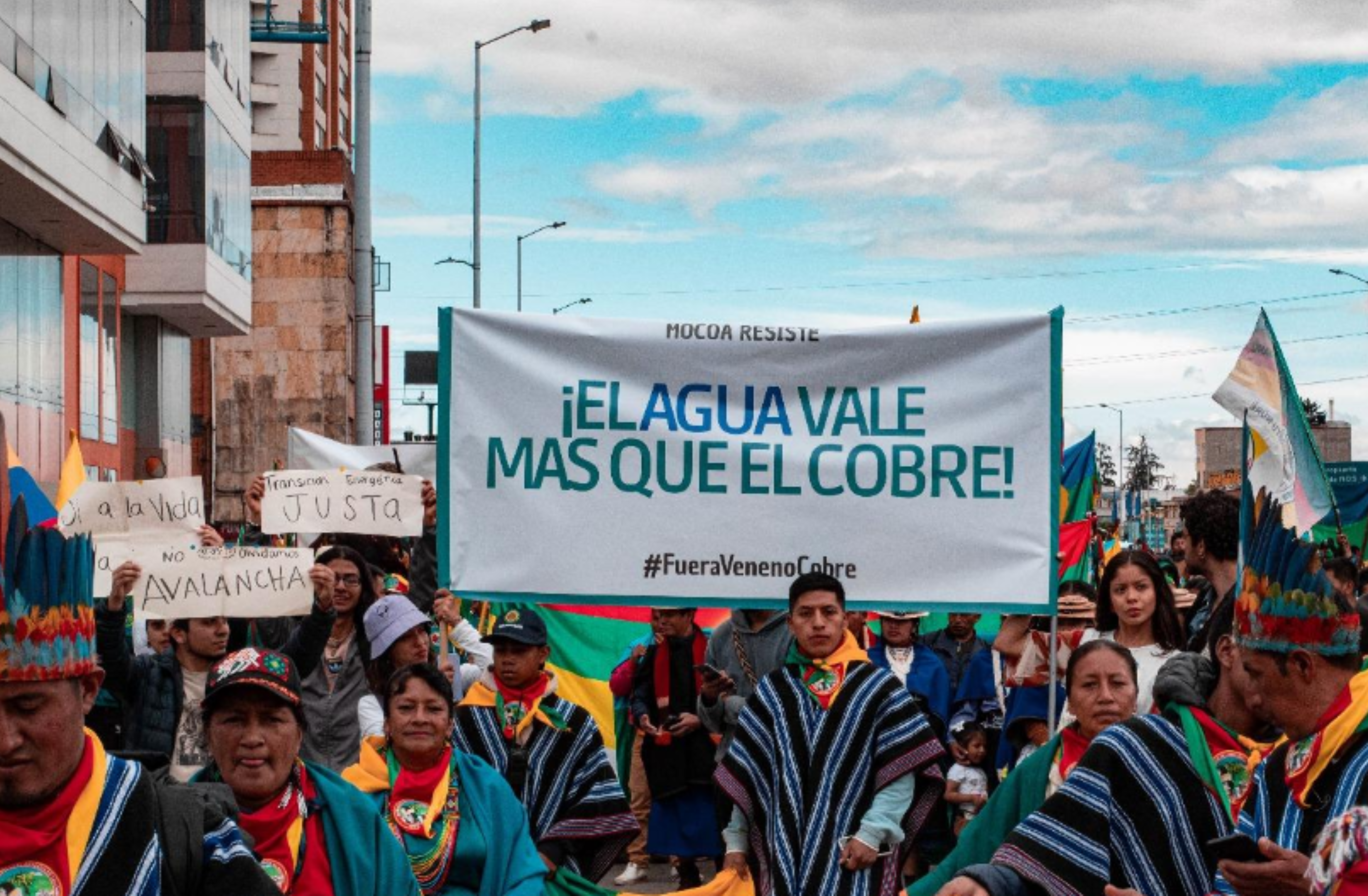 Protesta de la Minga en Bogotá el 1 de mayo 2025, cabildo Inga levanta pancarta “El agua vale más que el cobre”.
