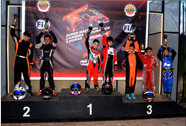El piloto de karts Mateo Gómez (centro) se consagró campeón nacional tras una sobresaliente carrera de resistencia en el Supernacional 2024.