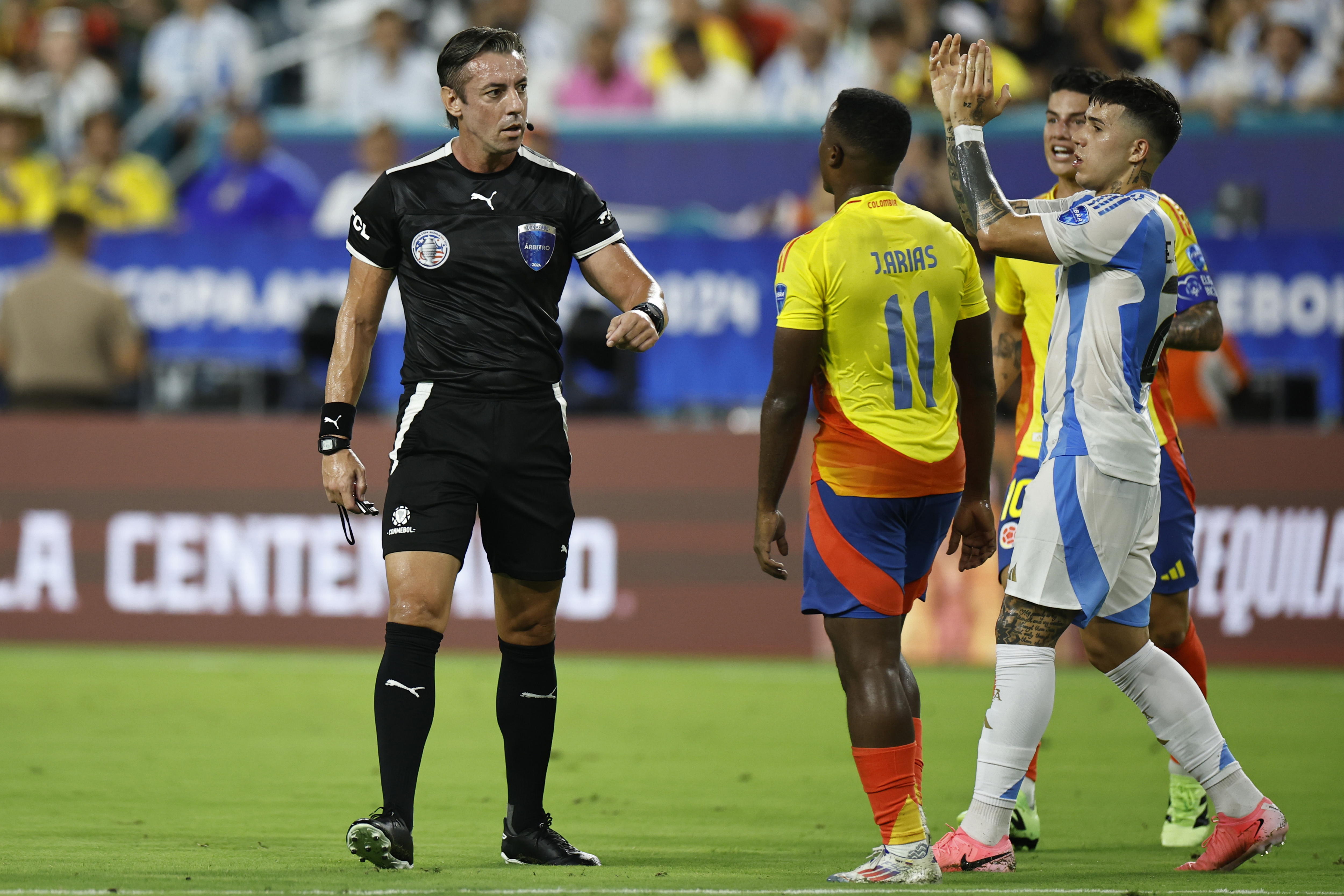 Esto fue lo que le dijo el árbitro a John Córdoba en la final de la Copa América