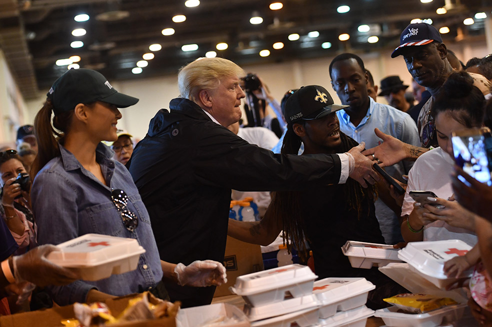Trump repartió abrazos y almuerzos en  refugio de evacuados por Harvey