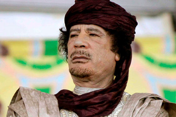 El dirigente se trasladó a su ciudad natal, Sirte, donde resistió el asedio durante varios meses. Pero el 20 de octubre de 2011 fue capturado en una emboscada y asesinado.