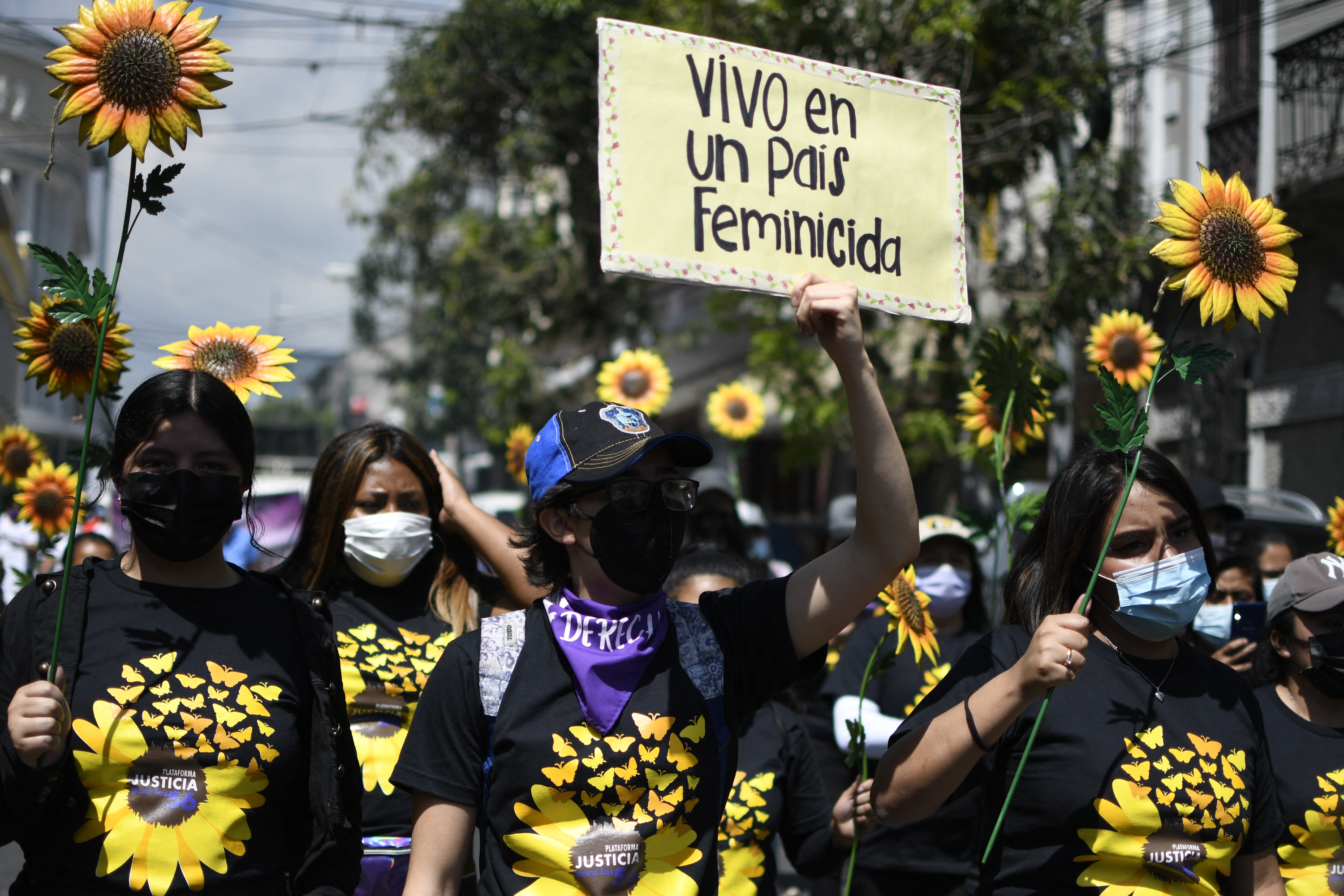 En Guatemala, cientos de mujeres salieron a las calles de la capital y otras ciudades para exigir el fin de la violencia y la corrupción, y demandaron justicia al cumplirse cinco años de la muerte de 41 niñas durante un incendio en un albergue estatal.