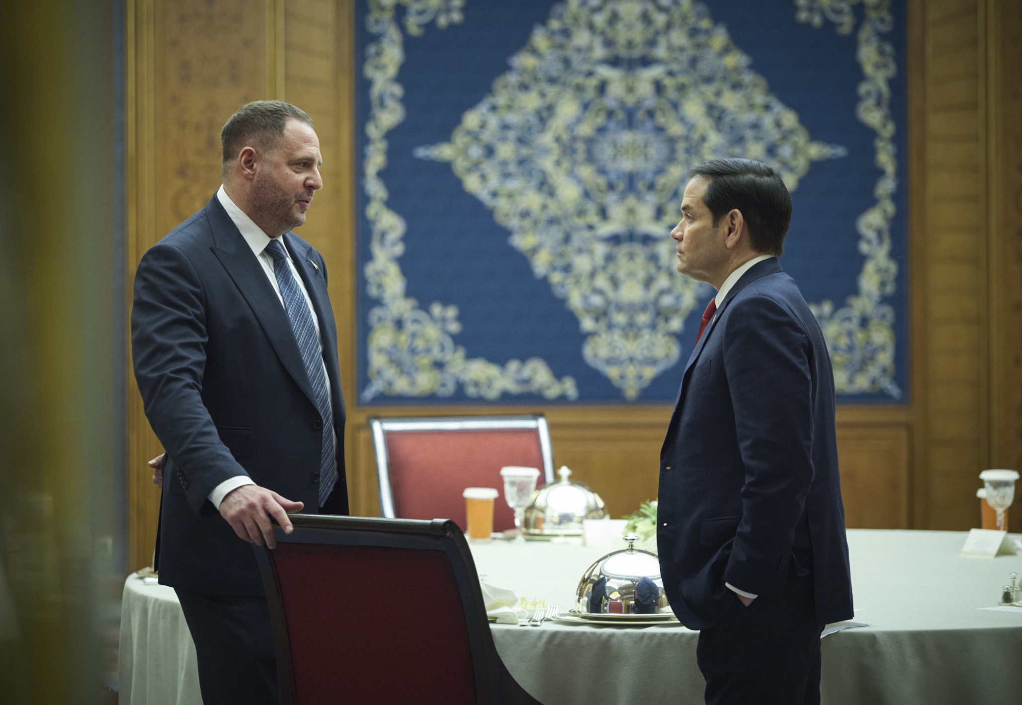Jeddah (Saudi Arabia), 11/03/2025.- A handout photo made available by the Ukrainian Presidential Press Service shows US Secretary of State Marco Rubio (R) with the Head of the Presidential Office of Ukraine Andriy Yermak (L) during a meeting in Jeddah, Saudi Arabia, 11 March 2025. US and Ukrainian officials are meeting in Saudi Arabia to discuss a path towards restoring peace in Ukraine. (Arabia Saudita, Ucrania) EFE/EPA/UKRAINIAN PRESIDENTIAL PRESS SERVICE HANDOUT -- MANDATORY CREDIT: UKRAINIAN PRESIDENTIAL PRESS SERVICE -- HANDOUT EDITORIAL USE ONLY/NO SALES