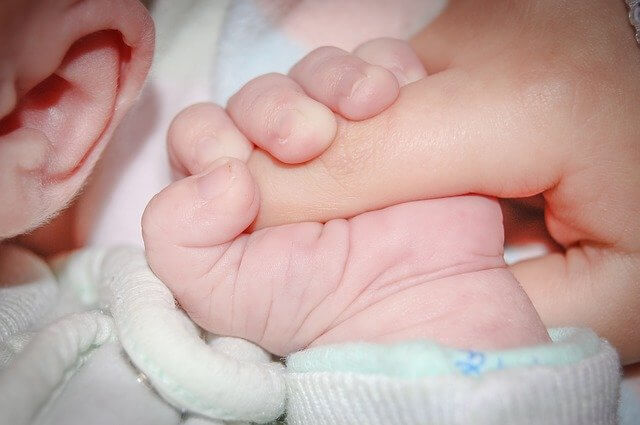 Madres con COVID-19 deben tomar duras decisiones para proteger a sus bebés