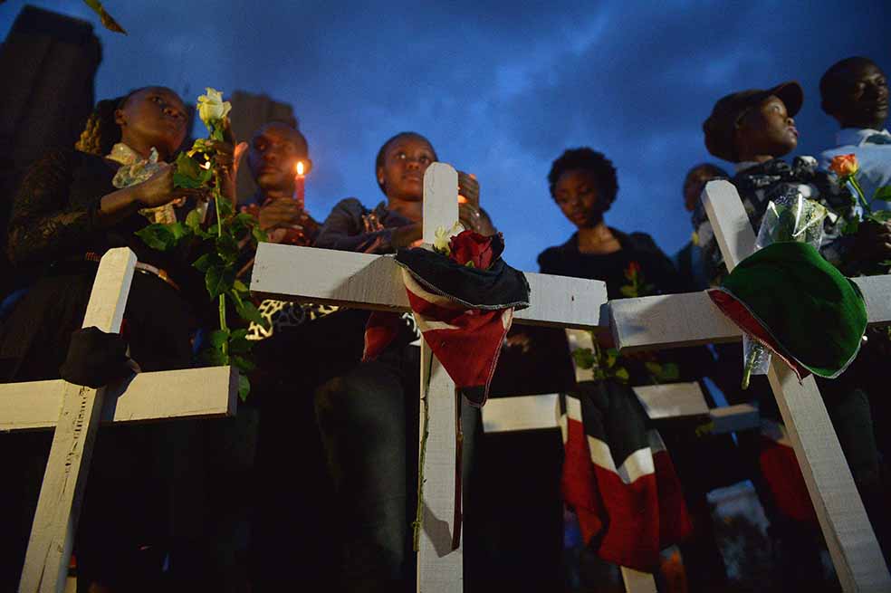En Nairobi, capital de Kenia, un grupo de mujeres eleva una plegaria por las víctimas de Al Shabab en Garissa. /AFP