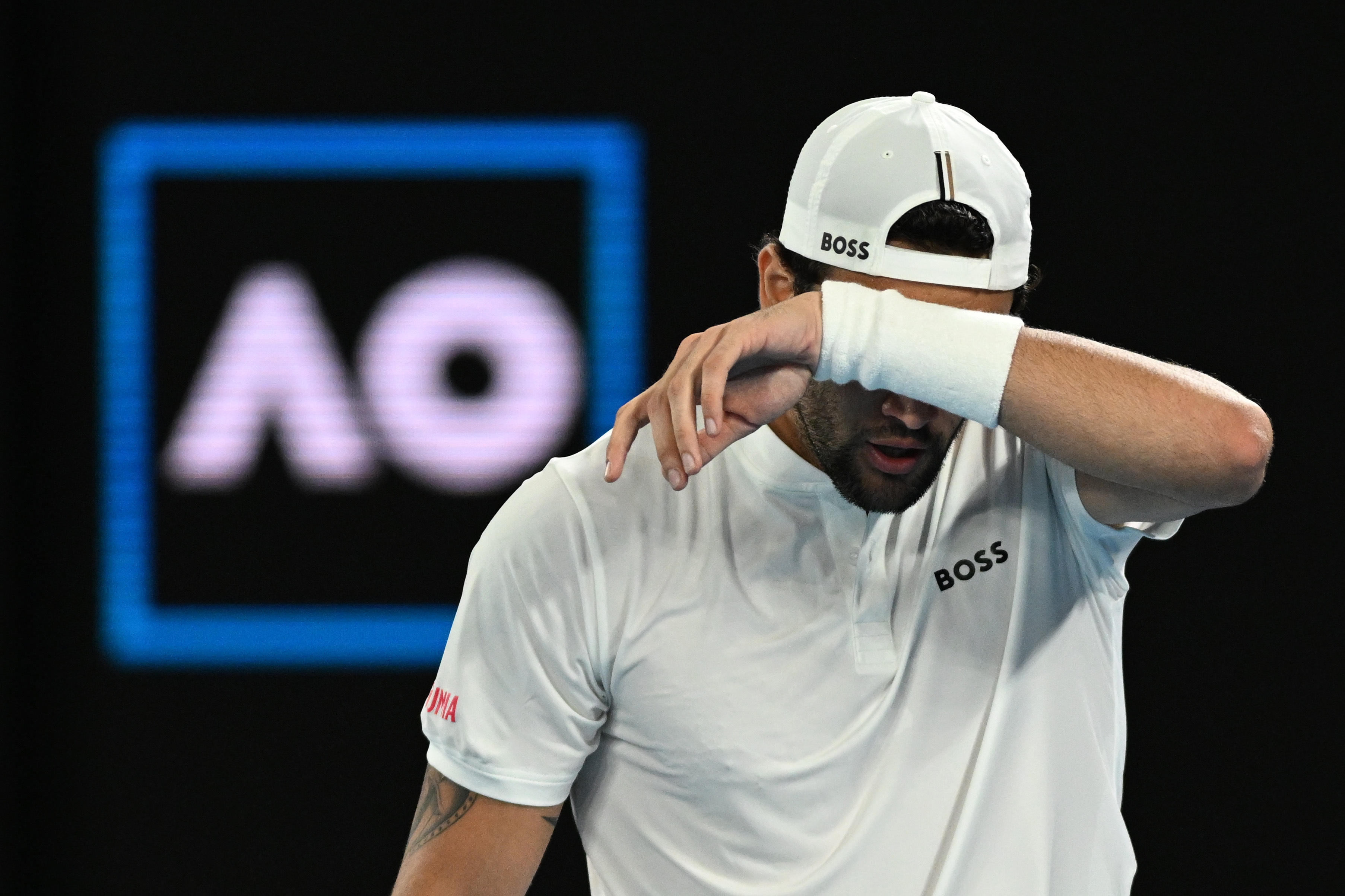 Melbourne (Australia), 17/01/2023.- Matteo Berrettini of Italy in action against Andy Murray of Britain during their first round match at the 2023 Australian Open tennis tournament at Melbourne Park in Melbourne, Australia, 17 January 2023. (Tenis, Abierto, Italia, Reino Unido) EFE/EPA/LUKAS COCH AUSTRALIA AND NEW ZEALAND OUT