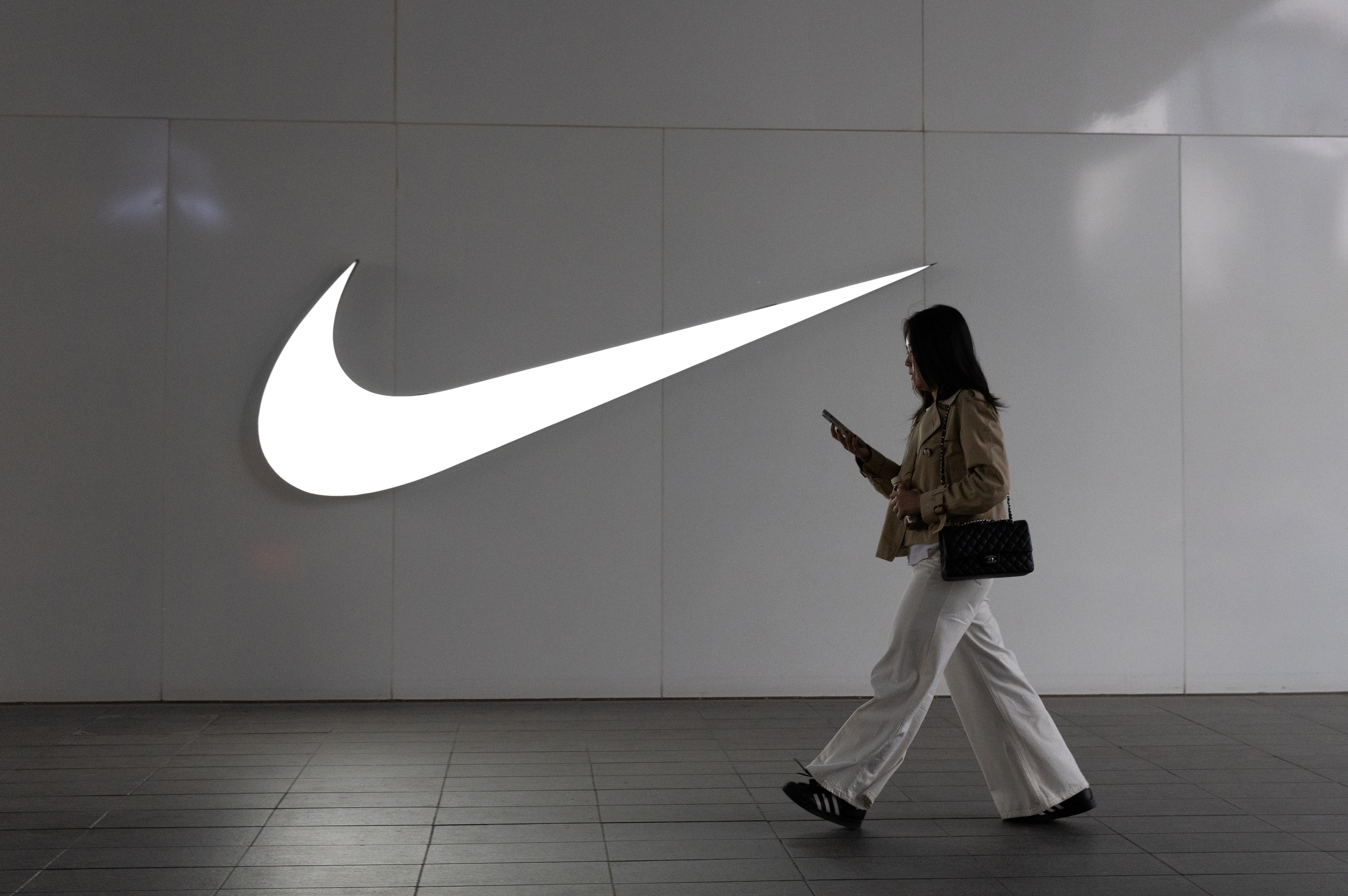 BEIJING (China), 08/04/2025.- A pedestrian walks past a Nike store in Beijing, China, 08 April 2025. On 07 April, 2025, US President Donald Trump threatened China with an additional 50 percent tariff on goods imported into the US if it does not withdraw a 34 percent tariff it imposed on US imports into China. The 34 percent tariff China set was in response to Trump’s earlier 34 percent tariff on Chinese imports into the US. Trump gave China a deadline of 08 April to withdraw its tax, or it will face the 50 percent additional tax. EFE/EPA/JESSICA LEE