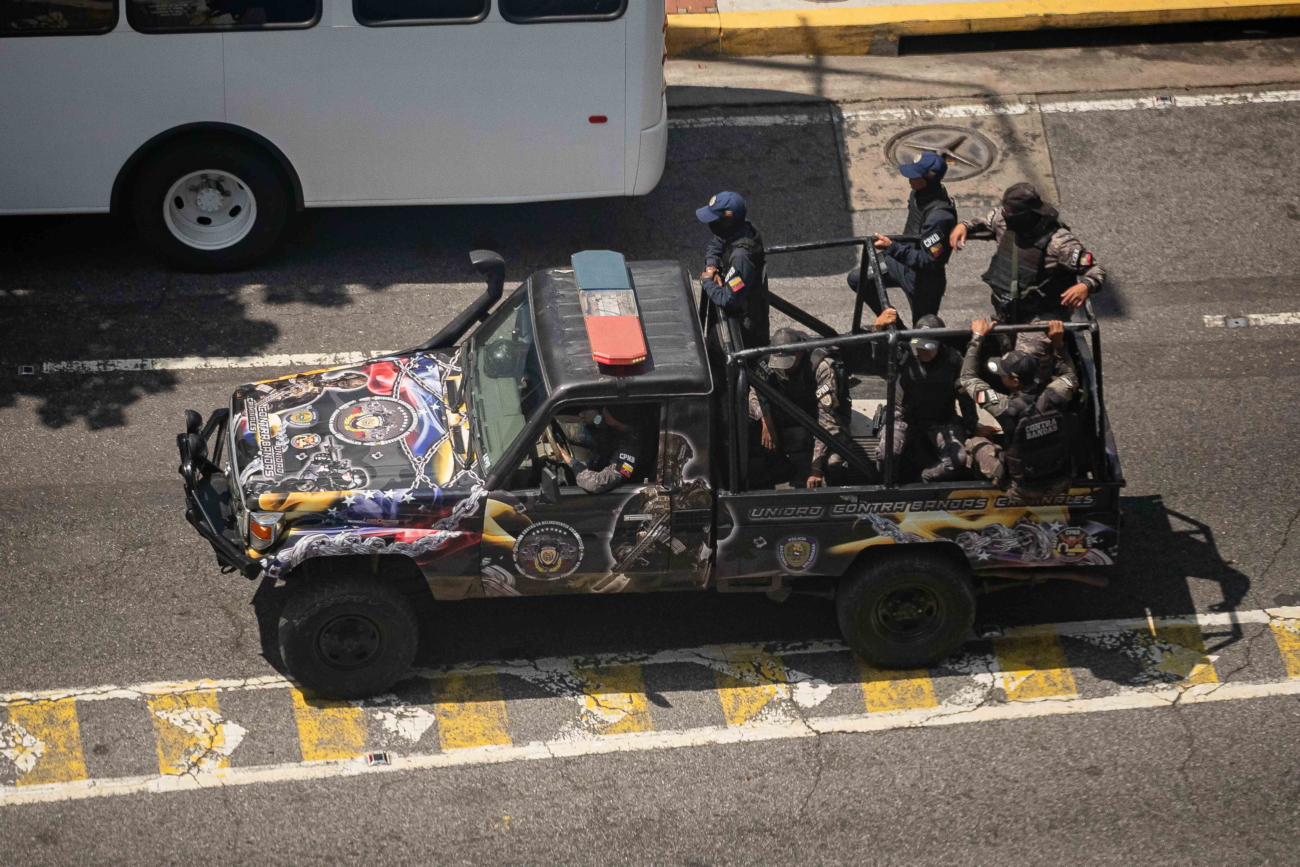 AME4582. CARACAS (VENEZUELA), 30/08/2024.- Agentes de la Policía Nacional Bolivariana recorren las calles este viernes en Caracas (Venezuela). El ministro de Defensa de Venezuela, Vladimir Padrino López, anunció este viernes que ante el apagón que se registró en la nación caribeña, desde las 4:50 hora local (8:50 GMT), activó el "Plan Centella" que consiste, explicó, en poner a disposición el transporte para que los ciudadanos puedan movilizarse. EFE/ Ronald Pena R
