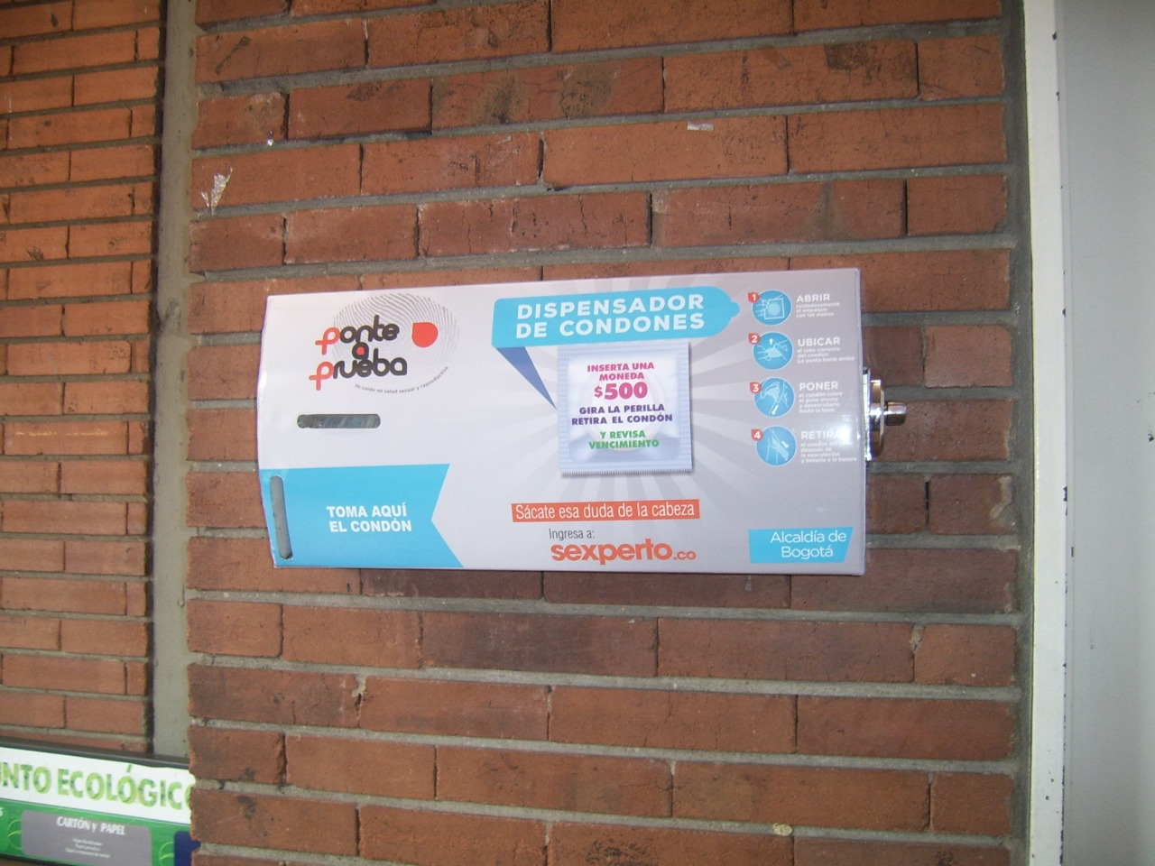 Distrito instala 185 dispensadores de condones a bajo costo para población vulnerable