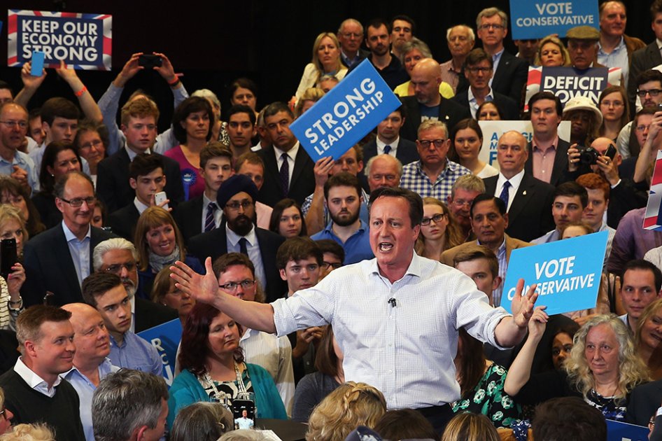 Se anticipa una estrecha victoria conservadora sin mayoría absoluta que forzará al primer ministro, David Cameron, a buscar de nuevo una alianza, esta vez impredecible, para evitar una parálisis del gobierno, lo cual no ocurre desde 1974. / AFP