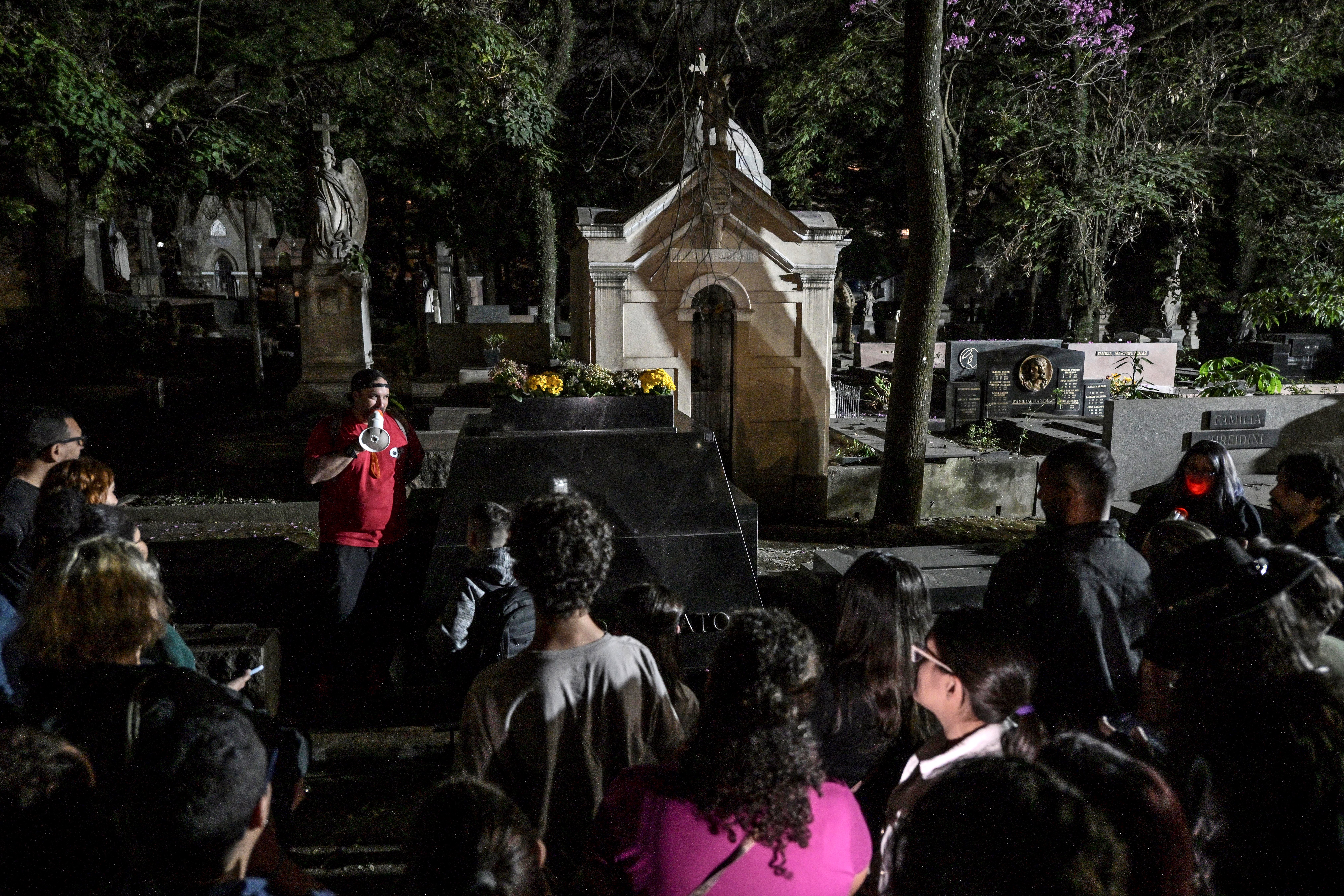 Un paseo nocturno en un cementerio para viajar por la historia de Brasil