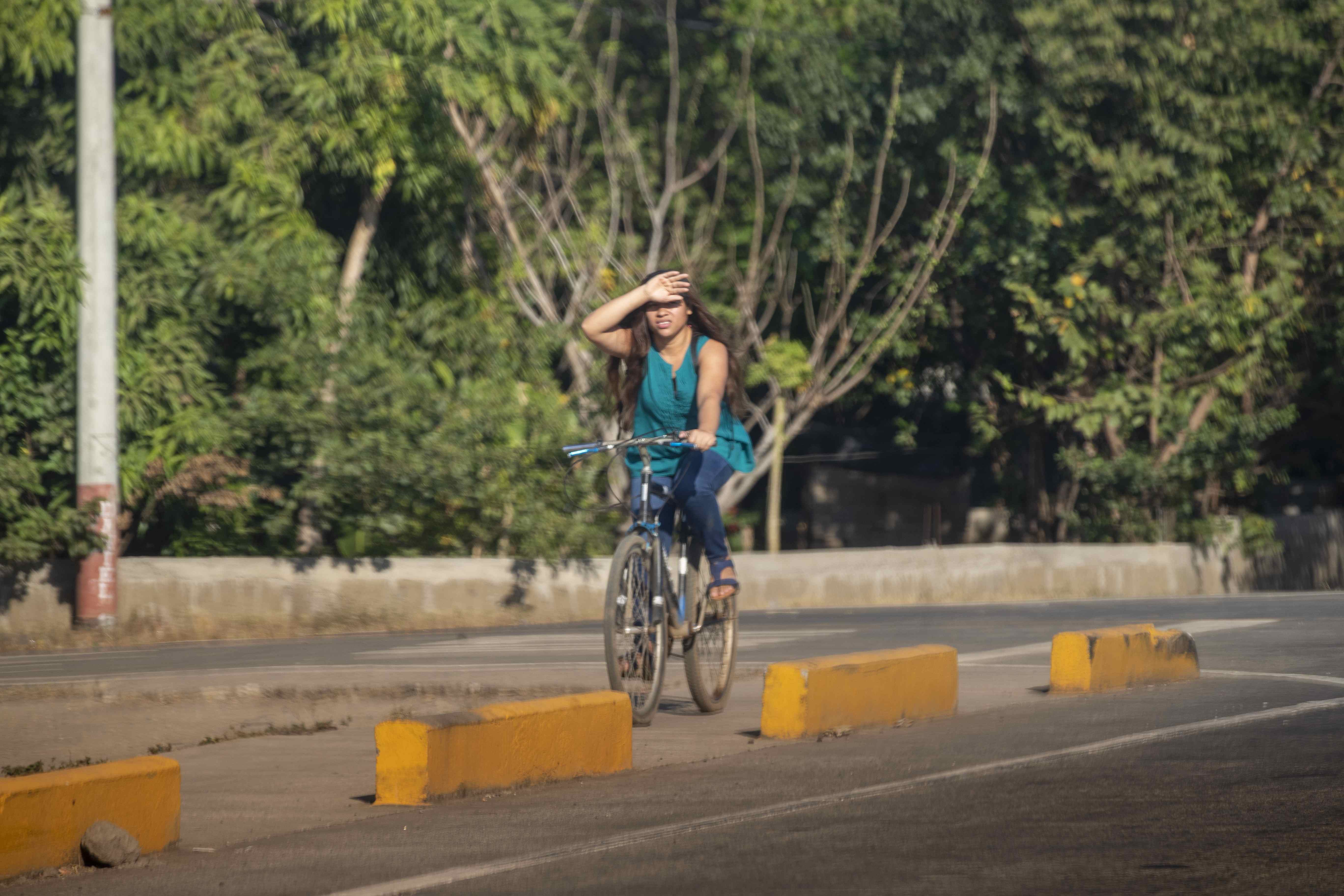 AME8082. MANAGUA (NICARAGUA), 12/03/2024.- Una mujer se cubre del sol este martes en Managua (Nicaragua). La temperatura máxima en Nicaragua roza los 39 grados centígrados en los departamentos (provincia) occidentales de León y Chinandega (noroeste), lo que generará una ola de calor, informó este martes el Instituto Nicaragüense de Estudios Territoriales (Ineter) desde Managua. EFE/ Jorge Torres