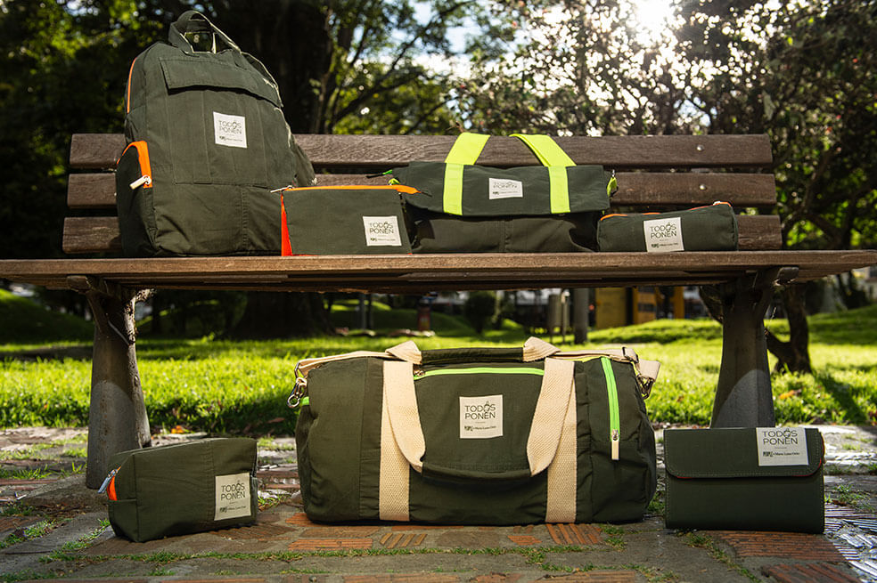“Todos ponen”, la colección de moda hecha con uniformes militares reciclados