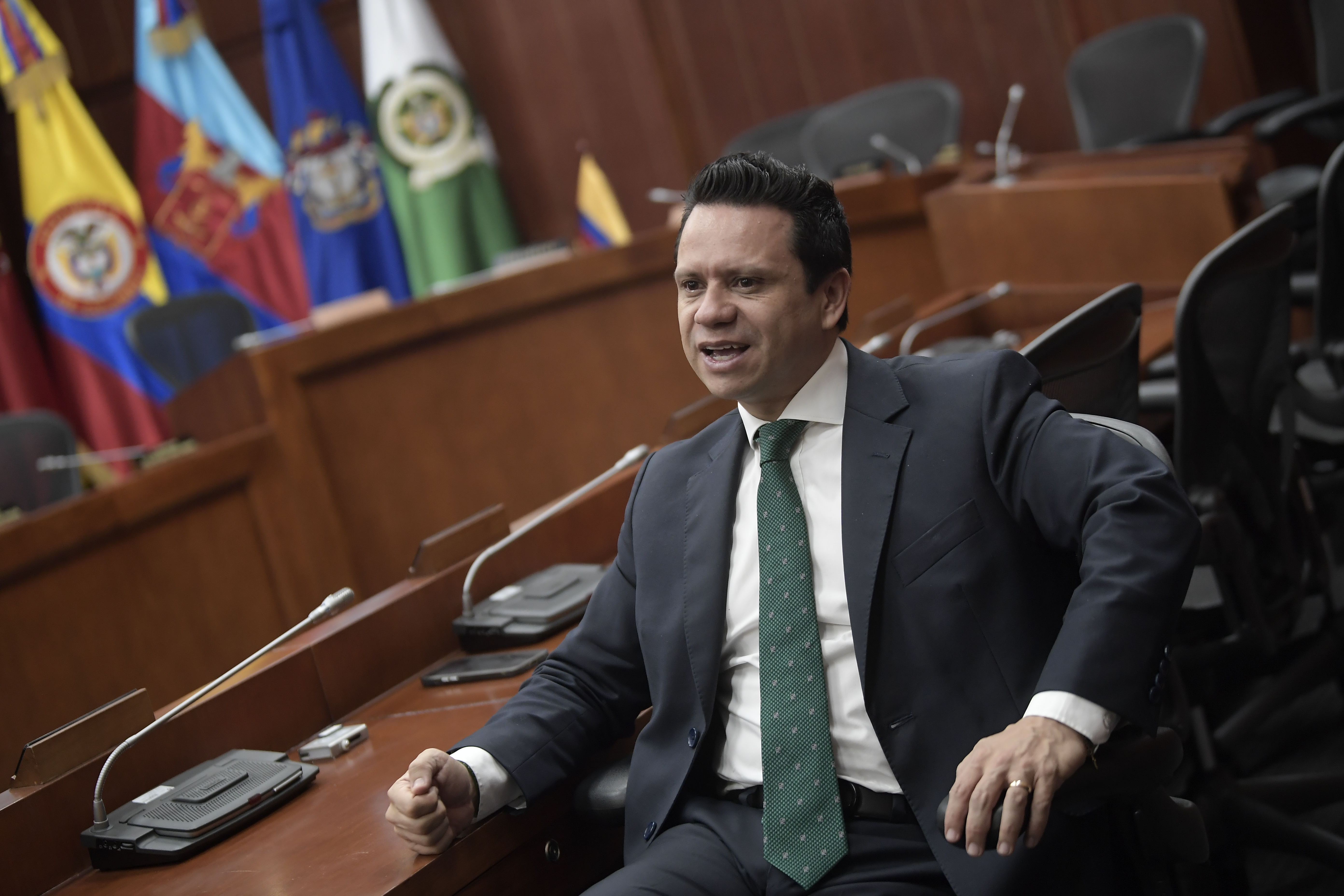 Diego González, secretario del Senado, suma nuevo título académico