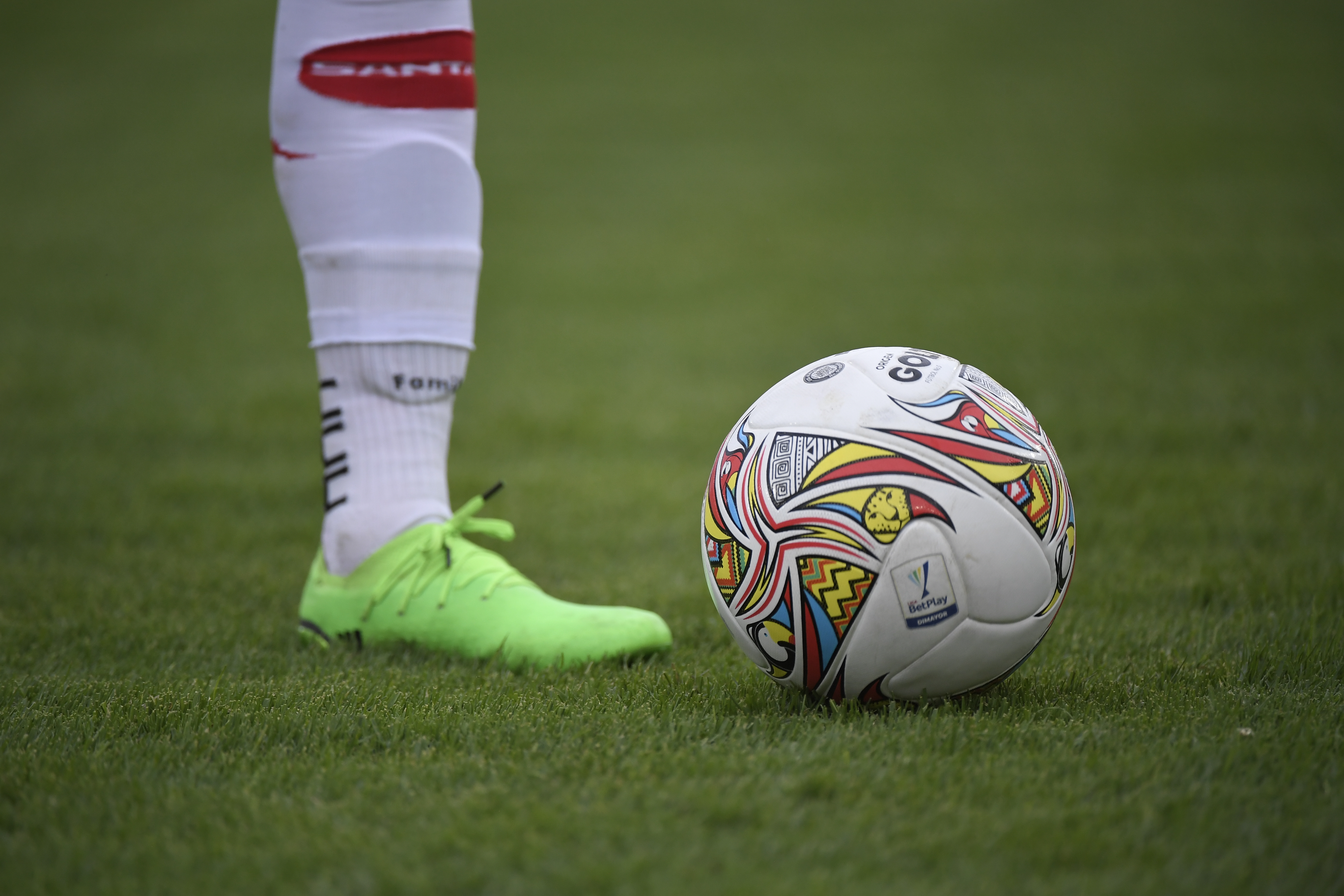¿Cuál es el equipo de fútbol colombiano que generó más ingresos?