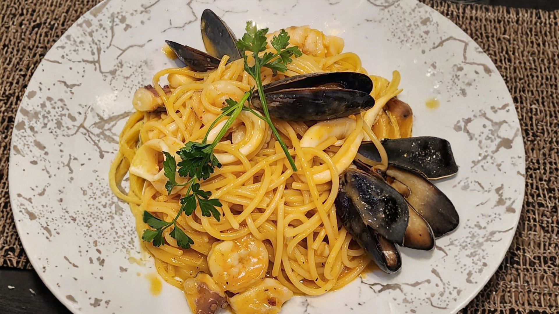 Receta para preparar spaghetti con mariscos y mantequilla infusionada