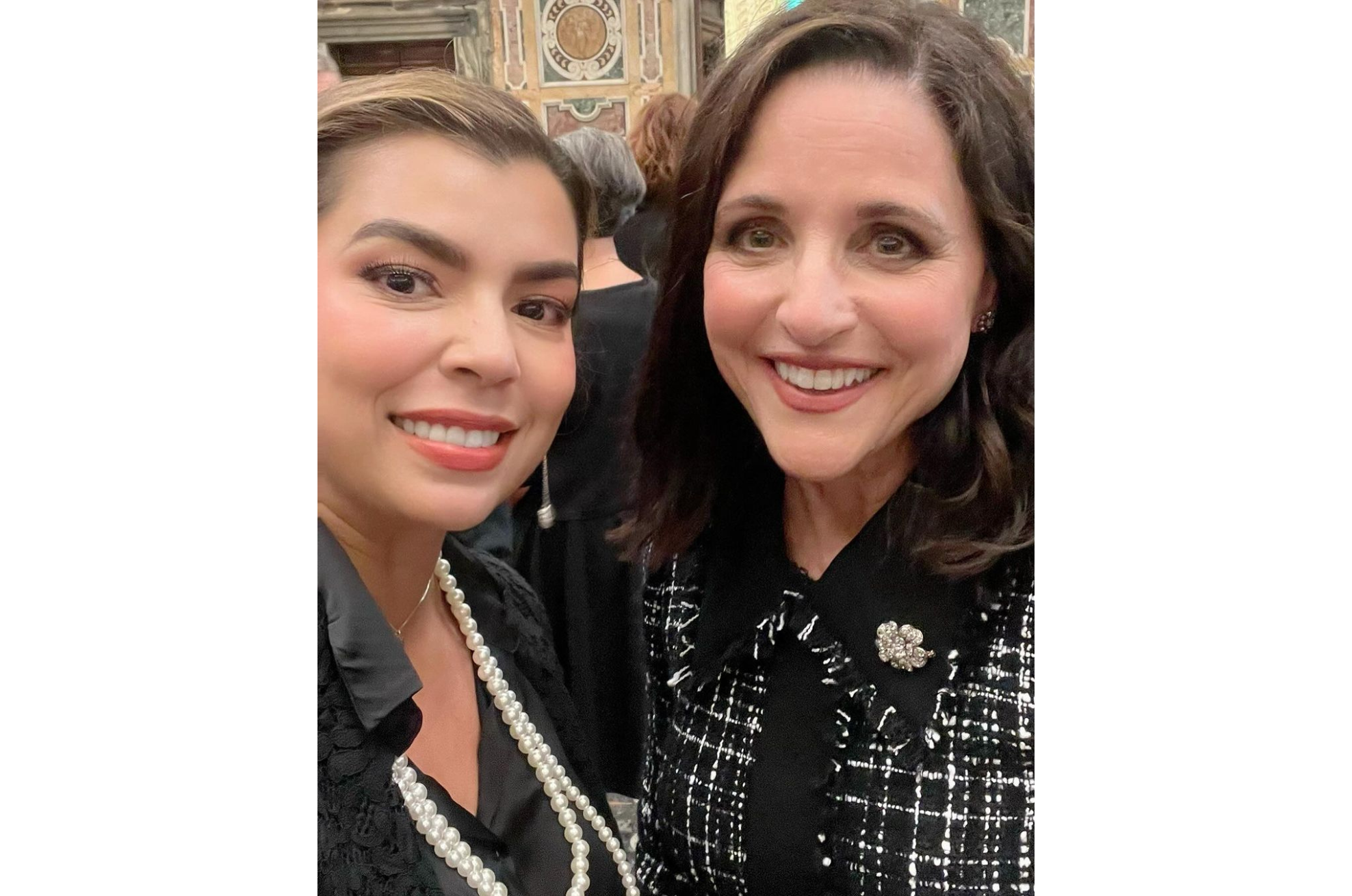 Junto a la actriz y comediante Julia Louis-Dreyfus.