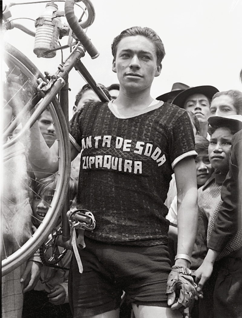 "Zipa" Forero con su bicicleta y en la camisa con el patrocinio de la Planta de Soda de Zipaquirá. 