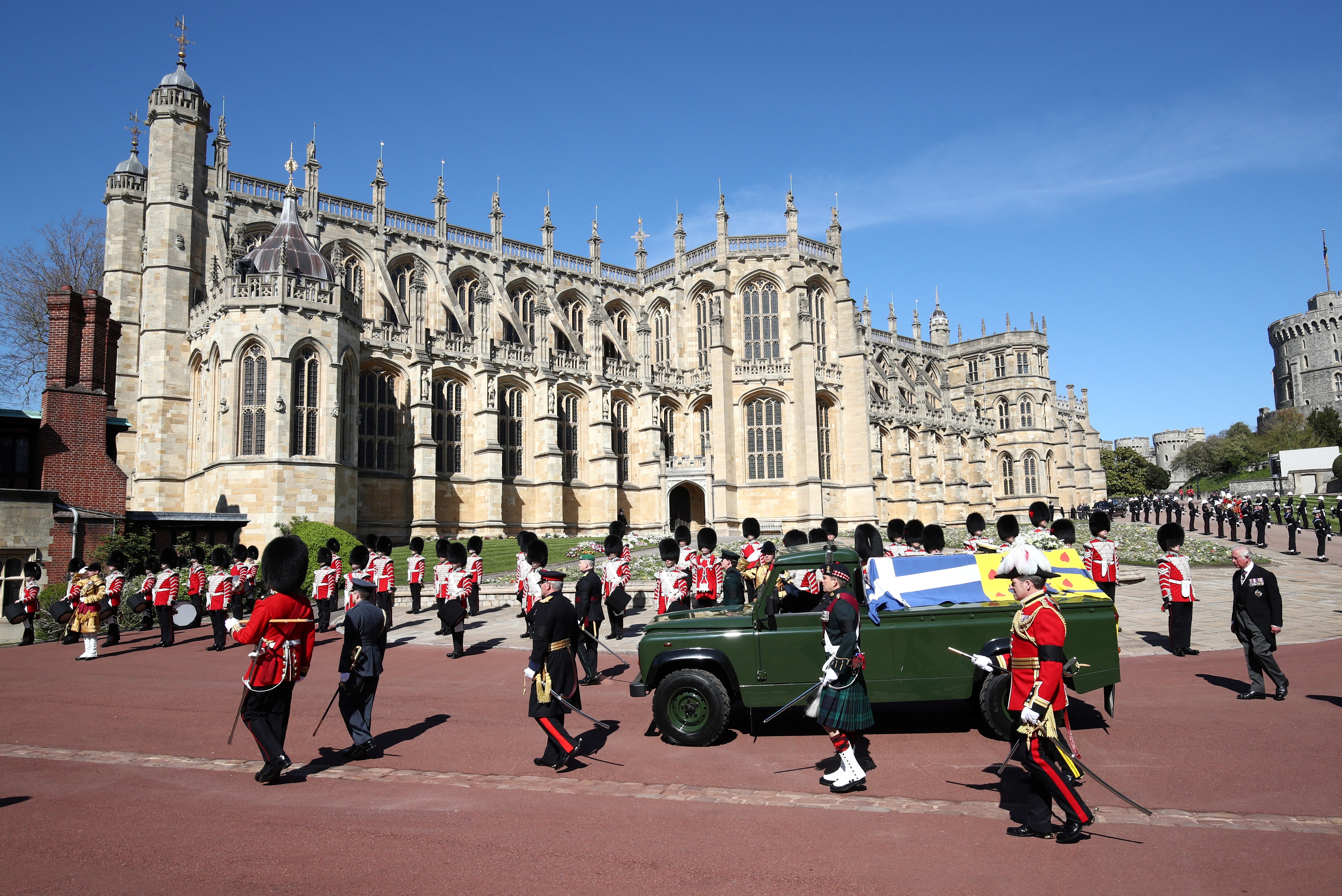 La ceremonia comenzó con un minuto de silencio antes del inicio del oficio religioso en San Jorge, la capilla gótica del siglo XV situada en el casi milenario castillo de Windsor, unos 50 km al oeste de Londres.