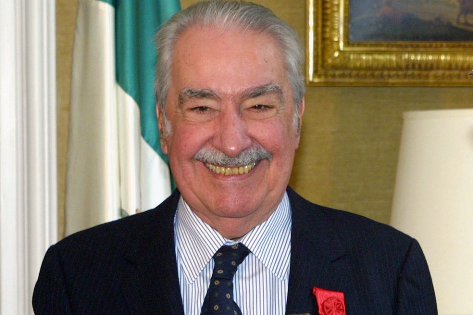 Álvaro Mutis tras recibir la Legión de Honor por su contribución y su relación con la literatura francesa en la Embajada de Francia en la Ciudad de México./ AFP