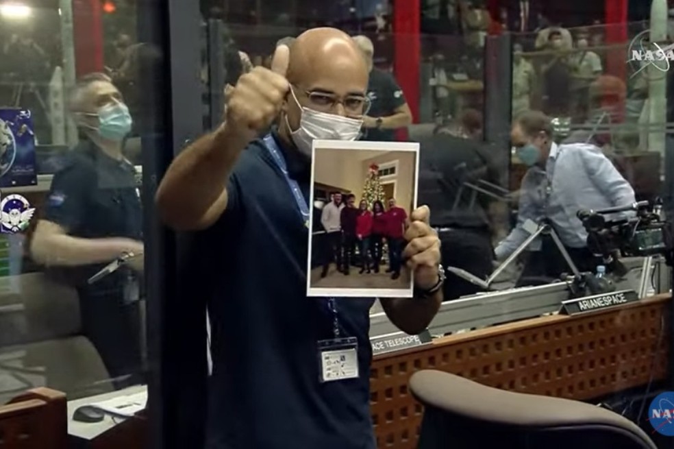 Director de operaciones del Ariane 5 saludando a su familia, con quien no pudo estar durante la Navidad.
