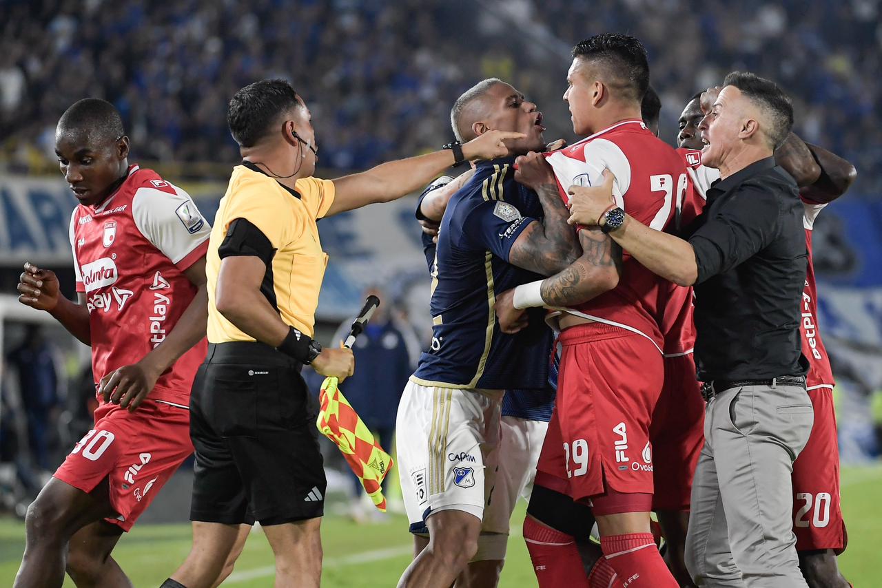 En los minutos finales los ánimos se calentaron y por poco hay una pelea. Tras el partido la discusión siguió.