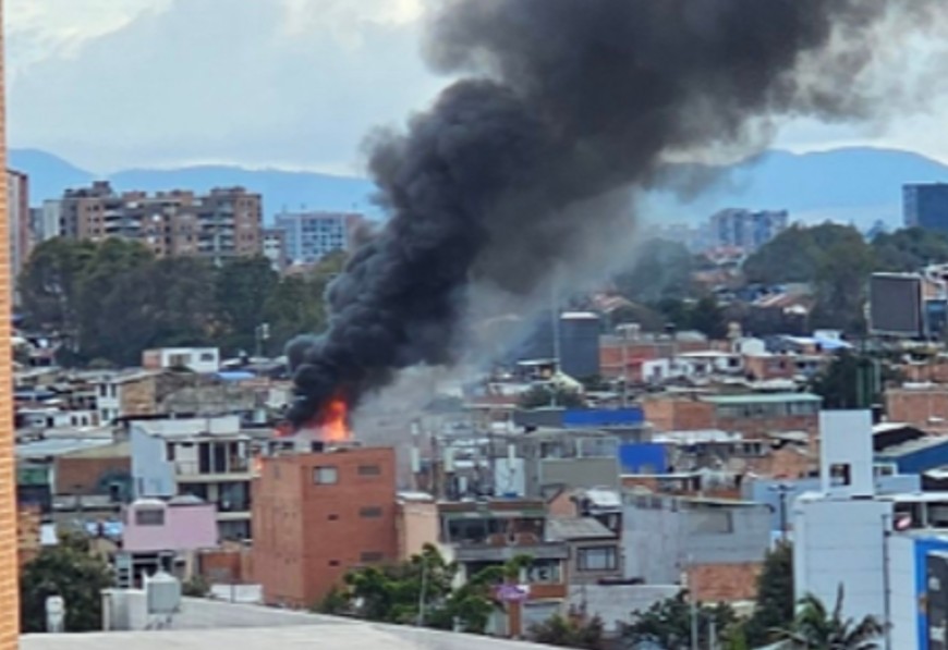 Incendio en Engativá genera enorme nube de humo sobre Bogotá: una persona atrapada