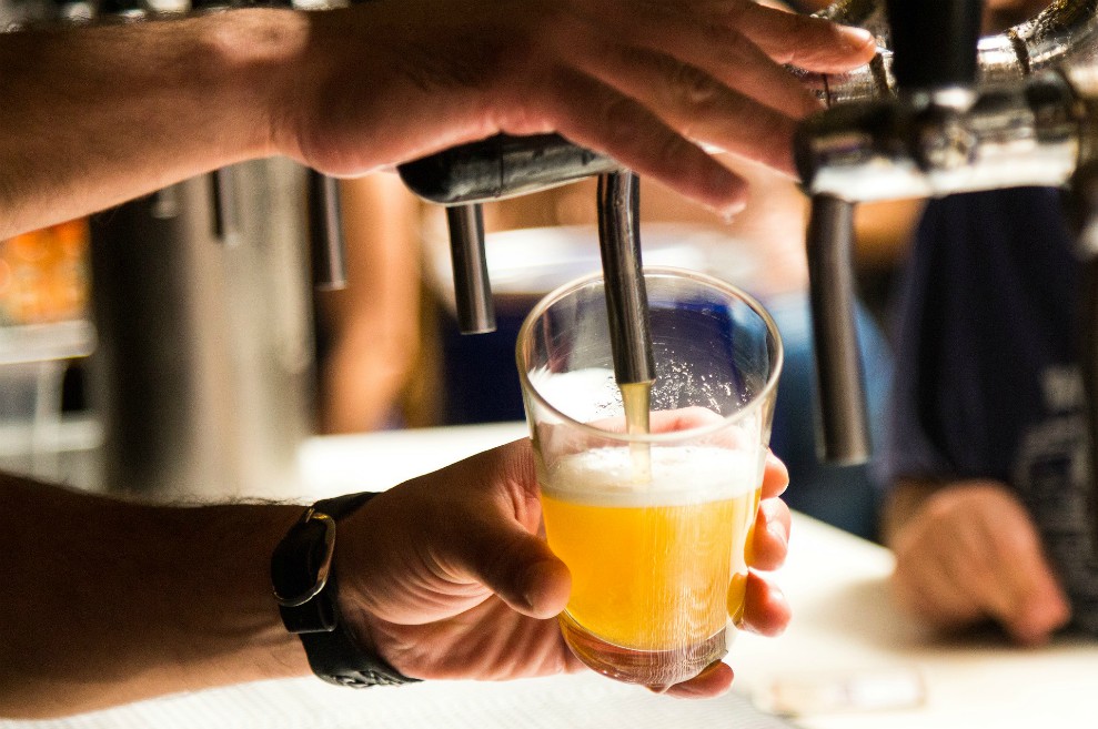 Una cadena de pubs colombiana regalará cerveza gratis de por vida