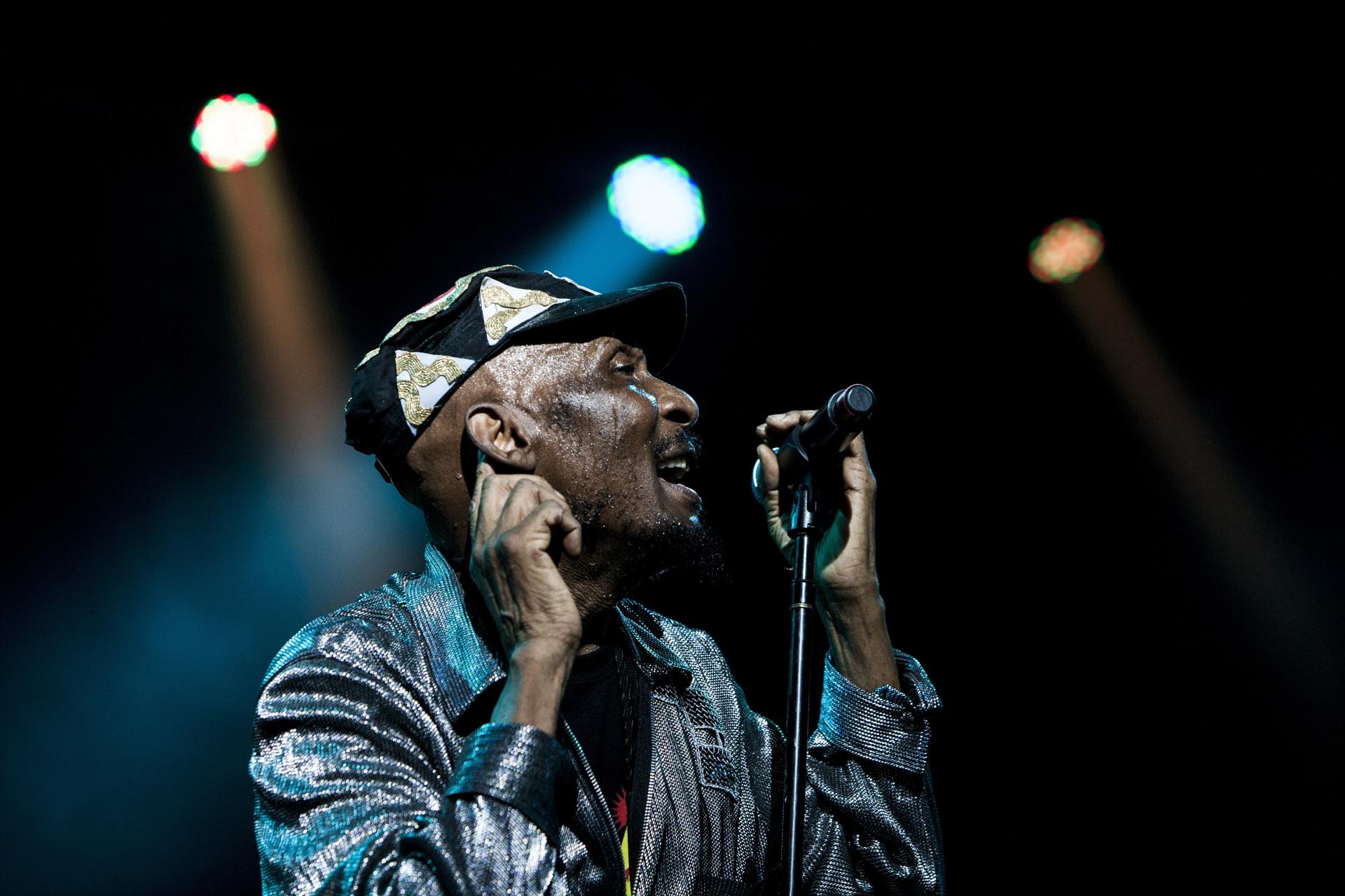 BYRON BAY (Australia), 24/11/2025.- FILE - Jamaican musician Jimmy Cliff performs on stage at the 26th Bluesfest in Byron Bay, Australia, 03 April 2015. Jimmy Cliff has died at the age of 81, his wife Latifa Chambers announced 24 November 2025. EFE/EPA/KABIR DHANJI