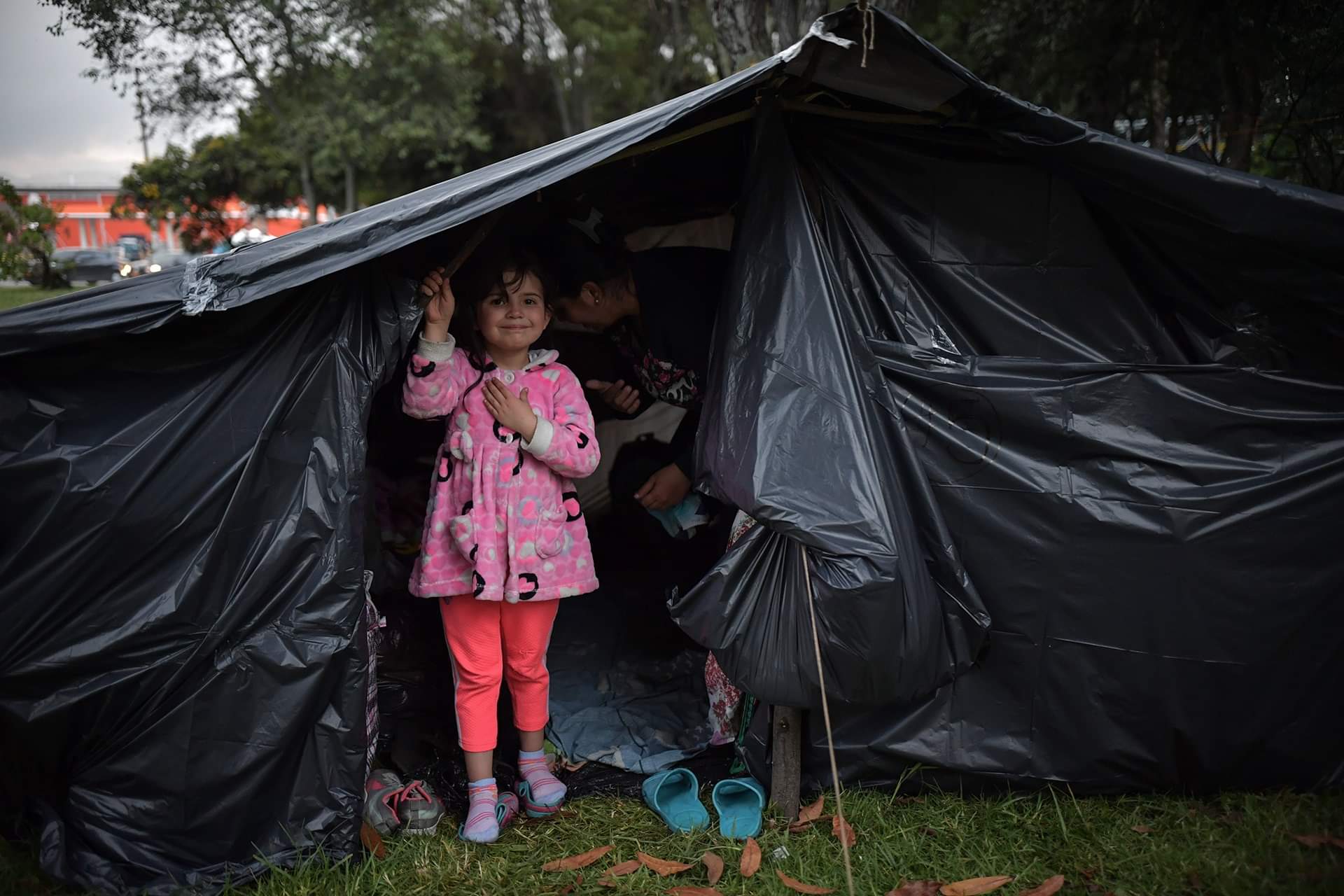 Son más de 400 personas que exigen al Gobierno y a las entidades distritales que les agilicen los trámites para poder viajar en un bus hasta la frontera entre Colombia y Venezuela, que está cerrada desde el pasado 28 de mayo por orden del vecino país.