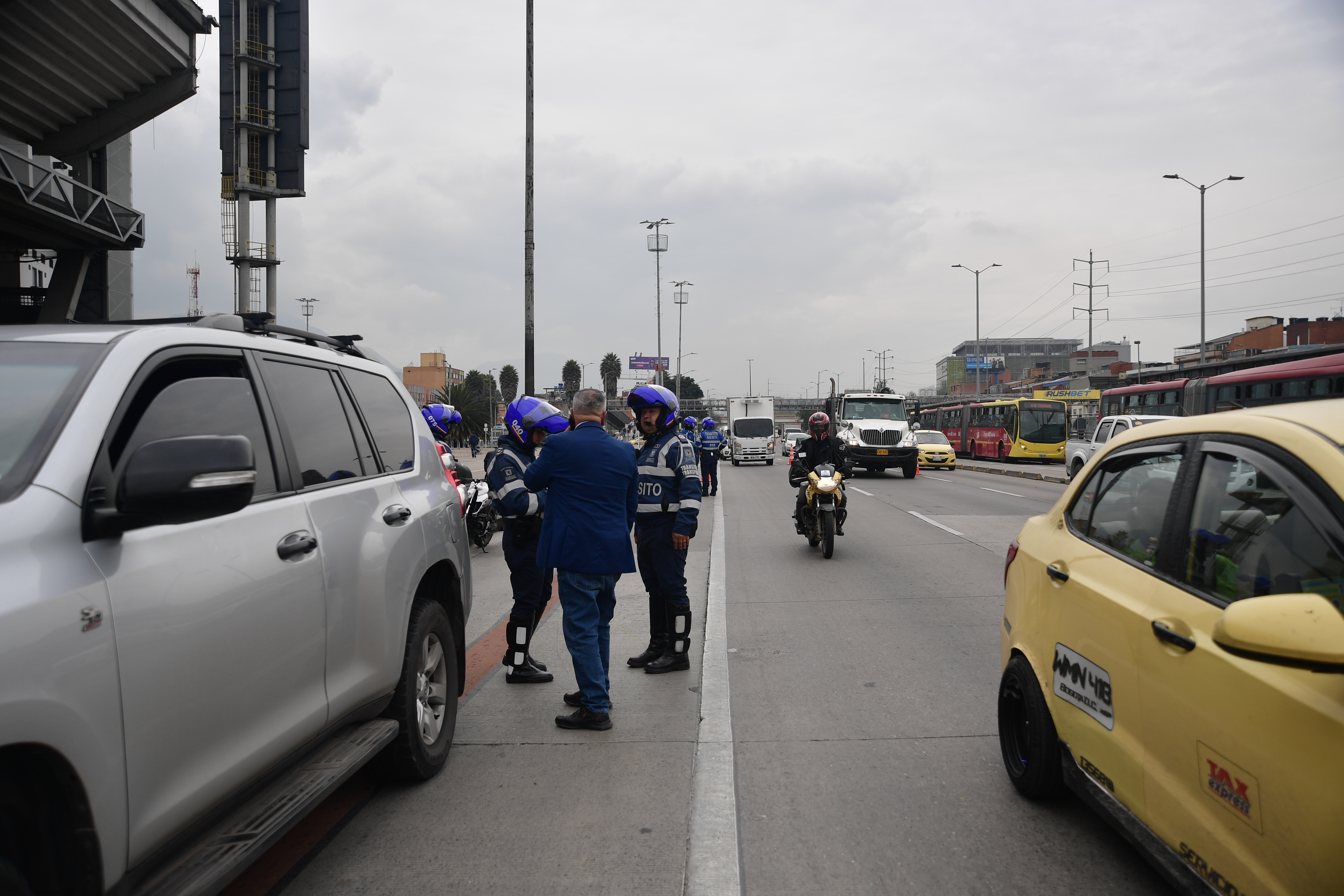 Diferentes aspectos de este día en la autopista norte, calle 100, cra 11, cra 7, calle 26 y avenida Boyacá en Bogotá, en el que los habitantes se movilizaron en otros medios de transporte como: Transmilenio, taxis o bicicletas.