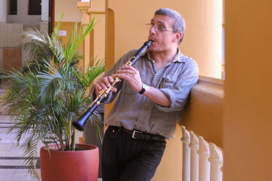 El mago del instrumento de ébano