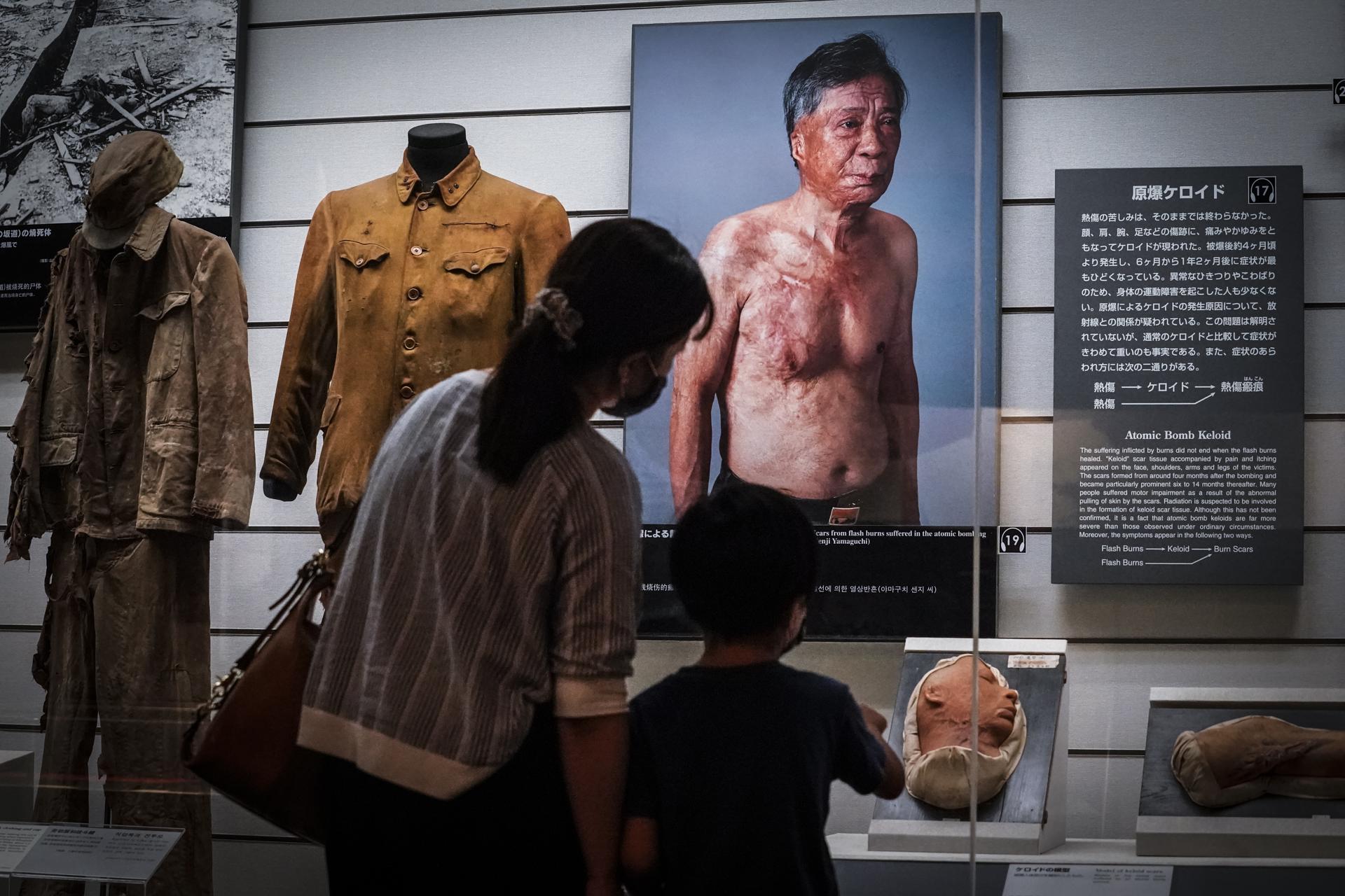 NAGASAKI (Japan), 04/08/2025.- (FILE) - A young boy and his mother look at a portrait of atomic bombing victim Senji Yamaguchi who suffered flash burns, at the Nagasaki Atomic Bomb Museum in Nagasaki, southern Japan, 08 August 2020 (reissued 04 August 2025). Uranium gun-type bomb “Little Boy” was dropped on Hiroshima 06 August 1945; the second atomic bomb, “Fat Man” was dropped on Nagasaki 09 August 1945. The bombings resulted in not only immediate deaths (between 150.000 and 246.000 people) but also long-term health problems, including cancer and genetic mutations. (Japón) EFE/EPA/DAI KUROKAWA