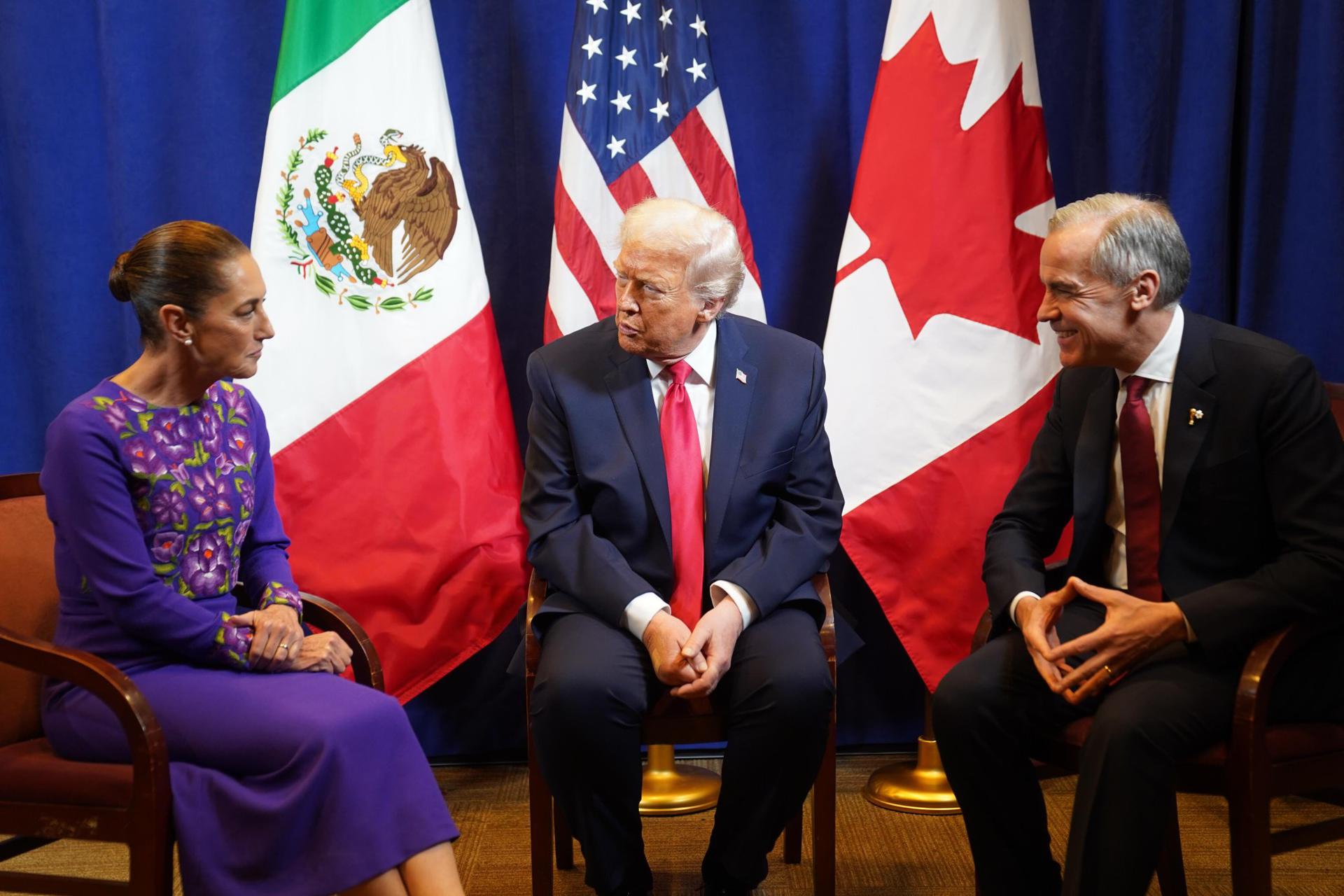 USA6945. WASHINGTON (ESTADOS UNIDOS), 05/12/2025.- Fotografía tomada de la cuenta en X @Claudiashein de la presidenta de México, Claudia Sheinbaum (i), que la muestra durante una reunión con el presidente de Estados Unidos, Donald Trump (c), y el primer ministro canadiense, Mark Carney, este viernes en Washington (EE.UU.). Sheinbaum declaró que la reunión con Trump, en Washington, la primera que mantienen los dos, fue "muy bien" y que acordaron "seguir trabajando juntos" en temas comerciales. EFE/ @Claudiashein /SOLO USO EDITORIAL/NO VENTAS/SOLO DISPONIBLE PARA ILUSTRAR LA NOTICIA QUE ACOMPAÑA (CRÉDITO OBLIGATORIO)
