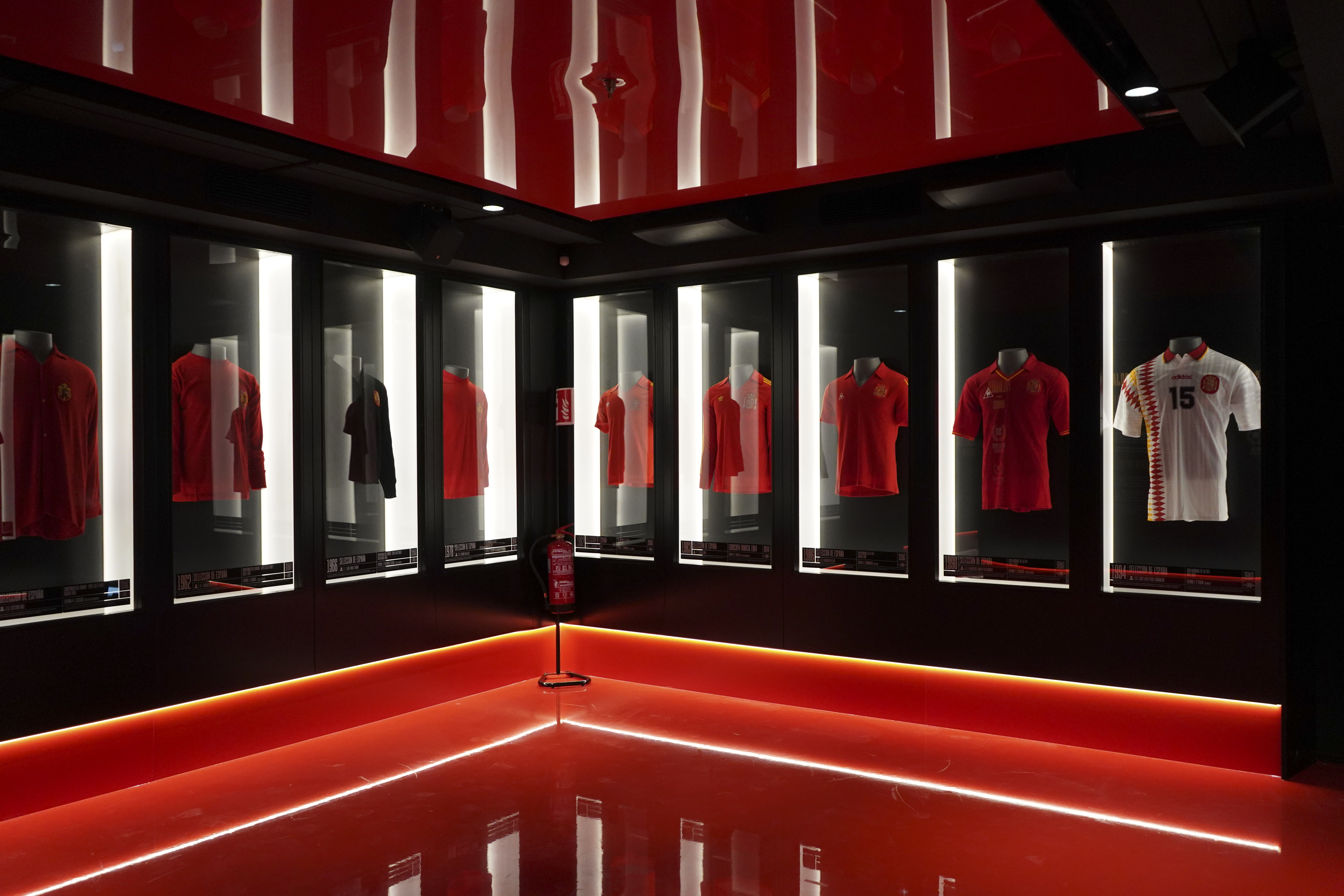Nuevo museo de fútbol expone 600 piezas de Messi, Maradona, Cristiano y Cruyff