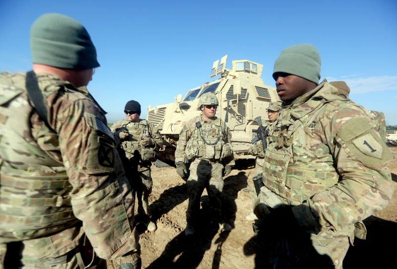 Esta fotografía de archivo tomada el 26 de enero de 2016 muestra a soldados estadounidenses hablando mientras entrenan a la 72.ª Brigada de Irak en un ejercicio con fuego real en la base de Basmaya, al sureste de la capital iraquí, Bagdad.

IMAGEN DE REFERENCIA