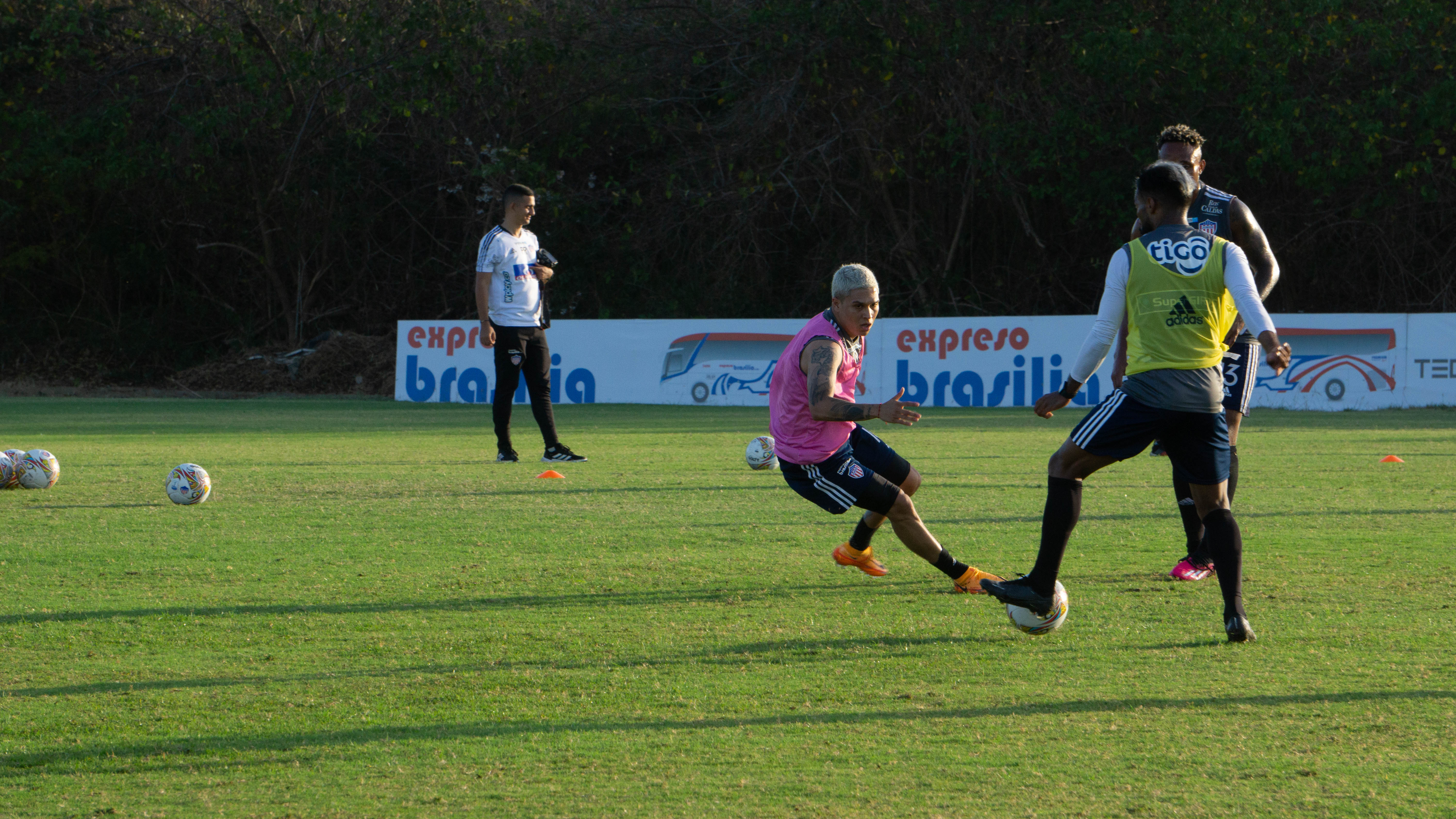 Juan Fernando Quintero en los entrenamientos previos al partido frente a Águilas Doradas en la primera jornada de la Liga BetPlay Dimayor I 2023