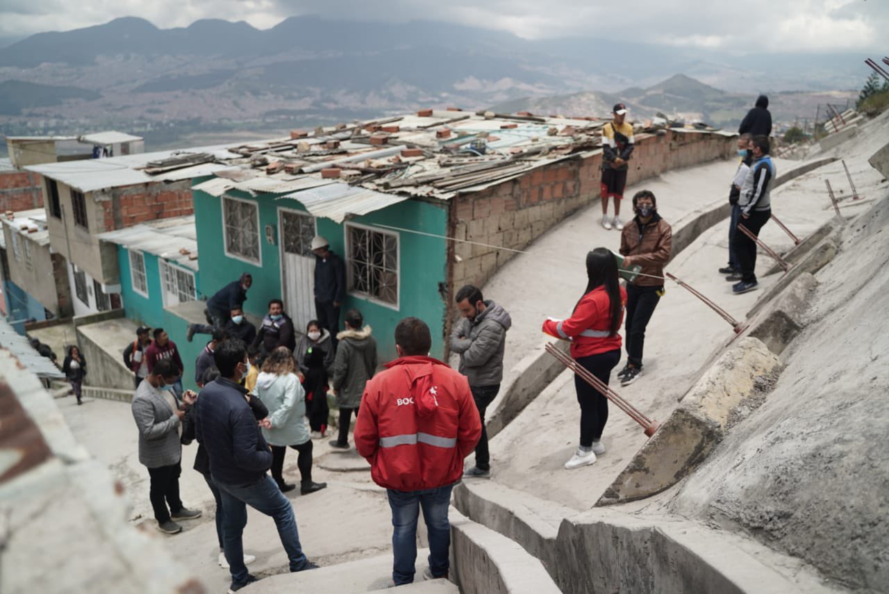Entregan muro de contención para evitar deslizamientos en viviendas de Ciudad Bolívar