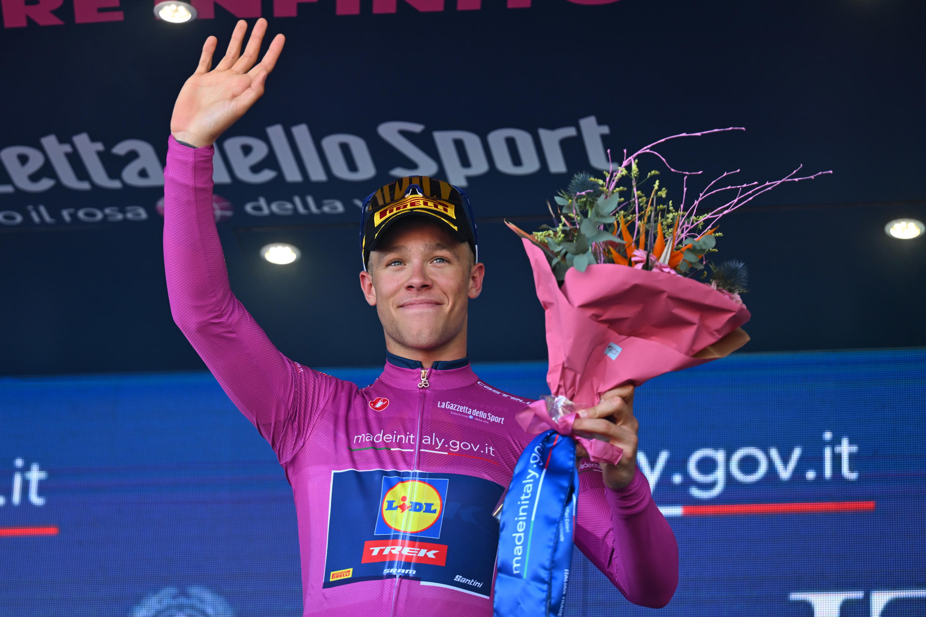 Girmay se va del Giro, cuarta etapa con lluvias y caídas