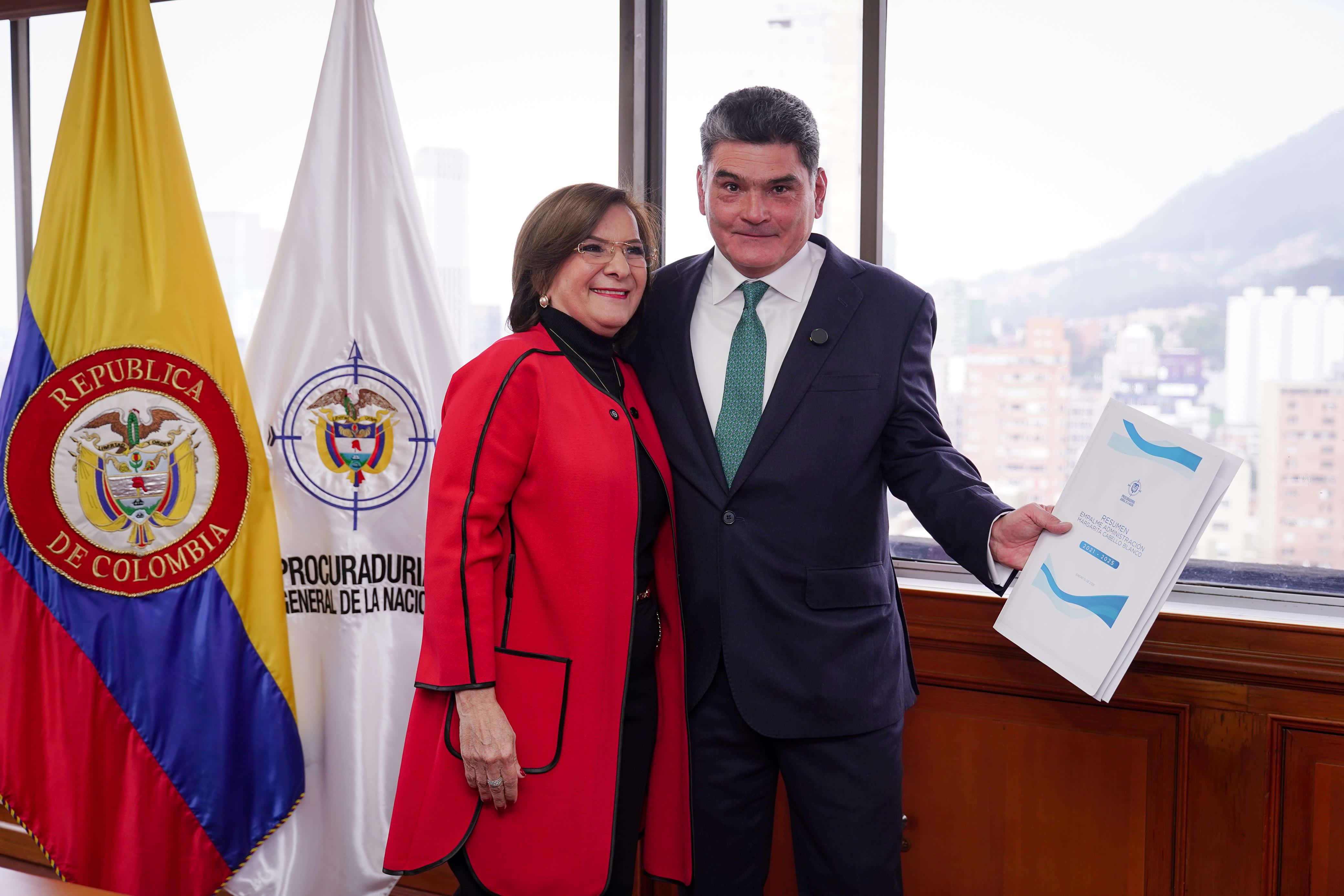 Margarita Cabello le entrega la carpeta con el balance del empalme de la administración de la Procuraduría a Gregorio Eljach, nueva cabeza del Ministerio Público.