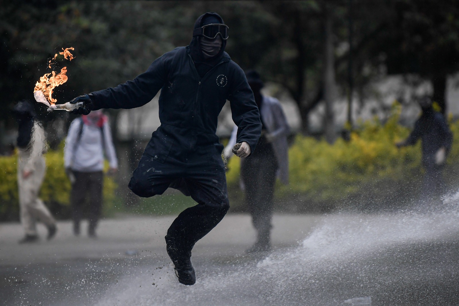 La Vicerrectoría de la Sede Bogotá de la U. Nacional informó, pasadas las 4:00 p.m., que había presencia de personas encapuchadas cerca de la portería de la Calle 45.