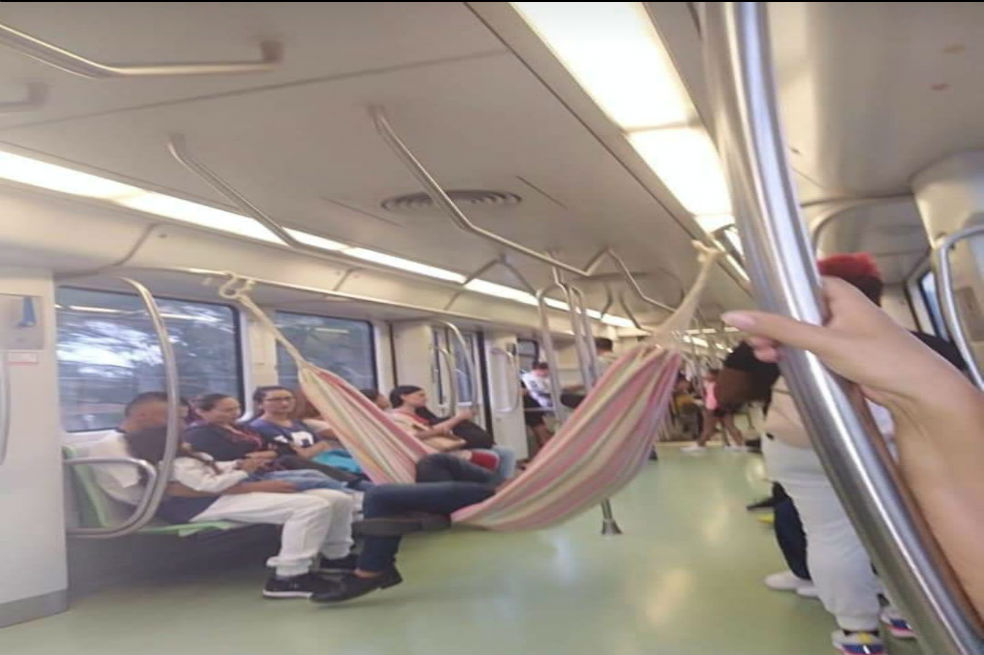 Hombre colgó una hamaca en un vagón del Metro de Medellín