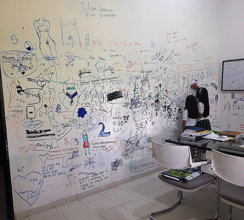 Estudiantes del Gimnasio de los Llanos escriben sus pensamientos en una pared de la oficina del rector, Juan Carlos Bayona.