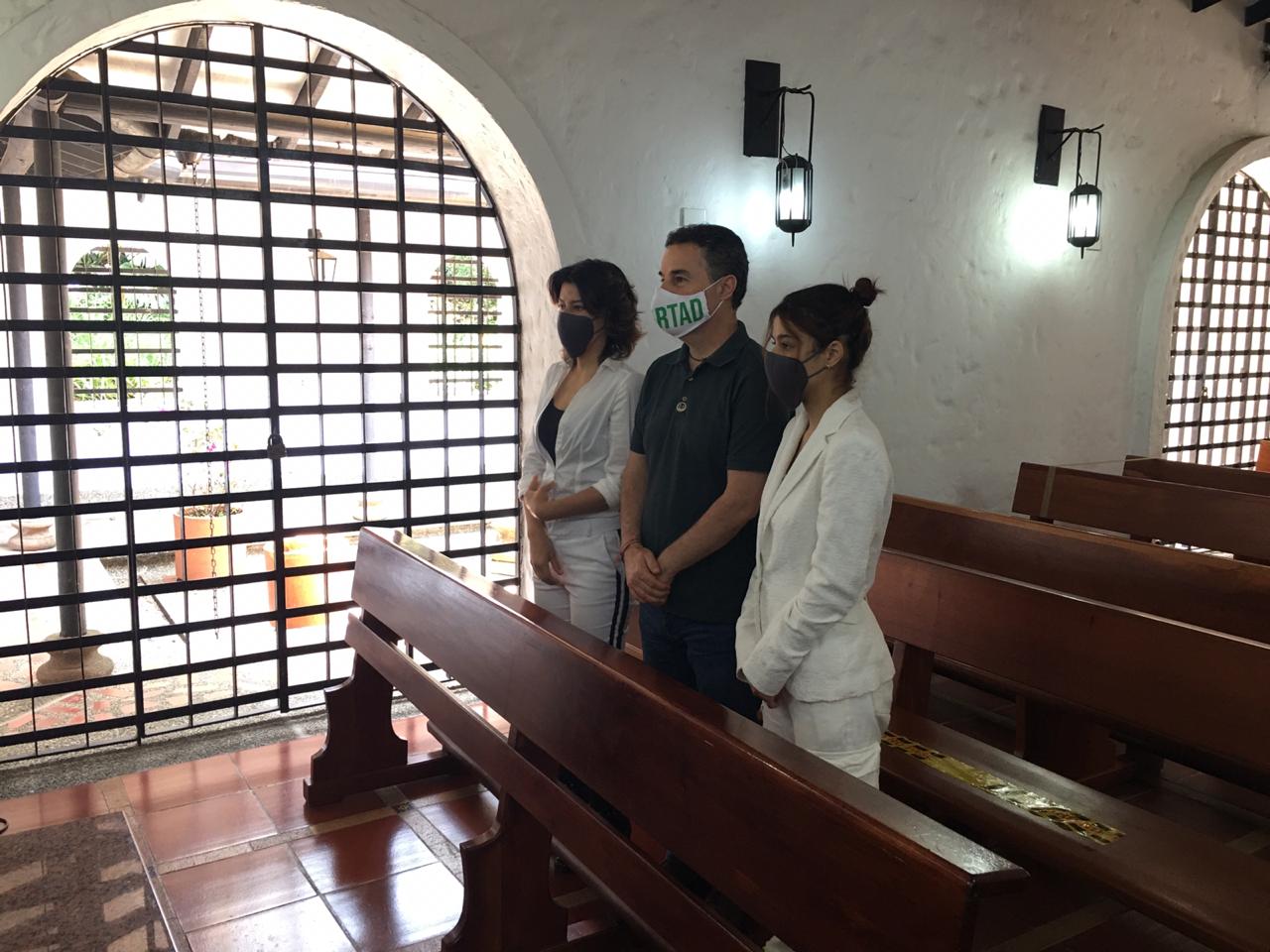 El gobernador de Antioquia, Aníbal Gaviria, este domingo en misa dando gracias por su libertad.