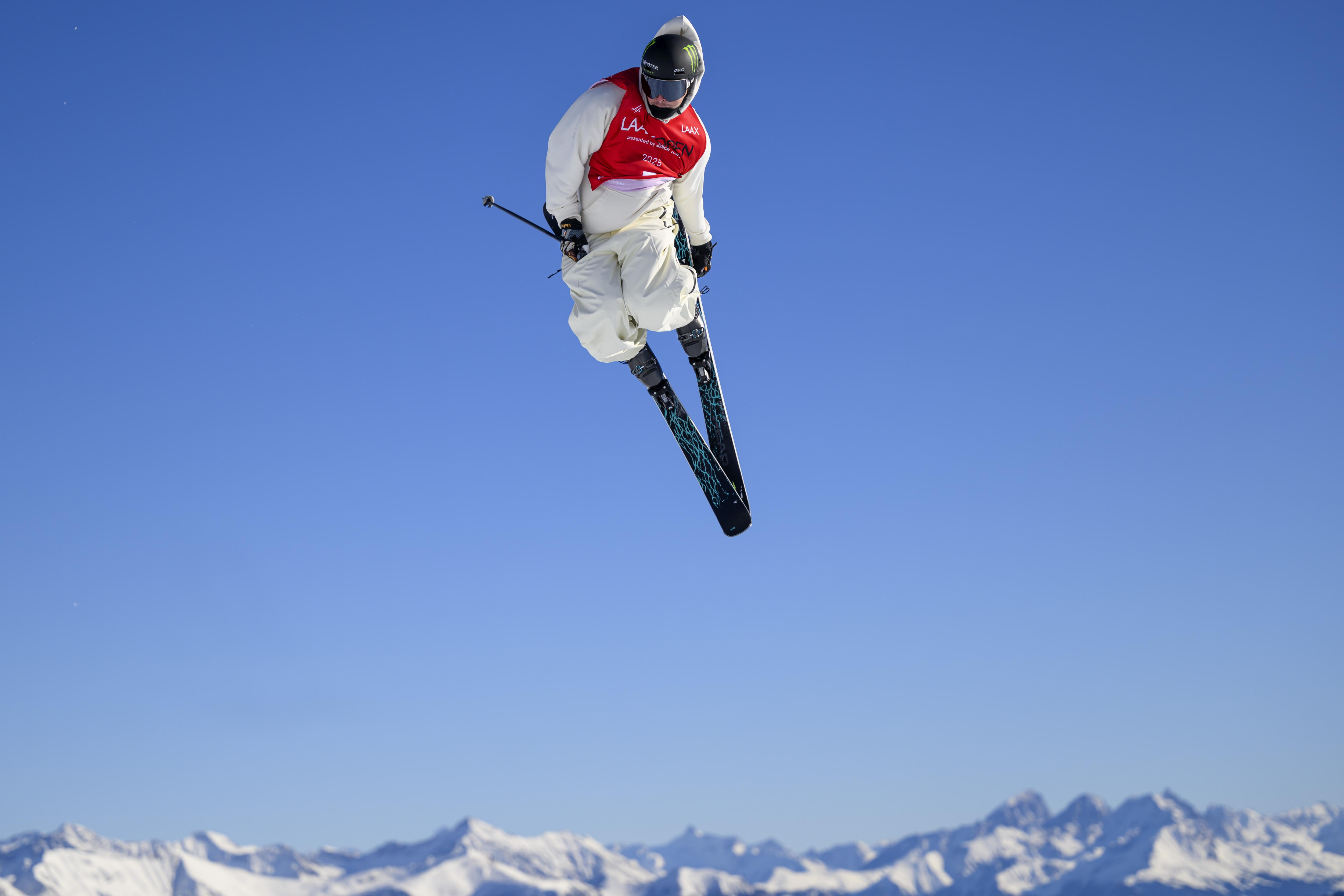 Laax (Switzerland Schweiz Suisse), 17/01/2025.- Evan Mc Eachran of Canada in action during the final run of the Freeski Slopestyle World Cup at the Laax Open in Laax, Switzerland, 17 January 2025. (Suiza) EFE/EPA/GIAN EHRENZELLER