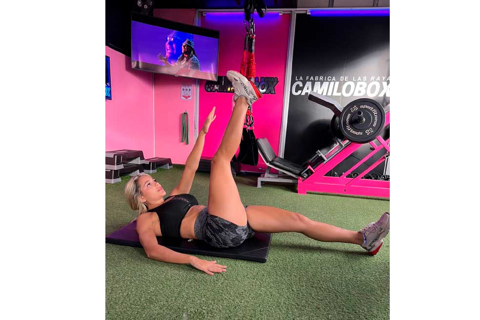 Ejercicio 3: One Arm Toe Touch Crunch. Ejercicio para tener un abdomen de acero