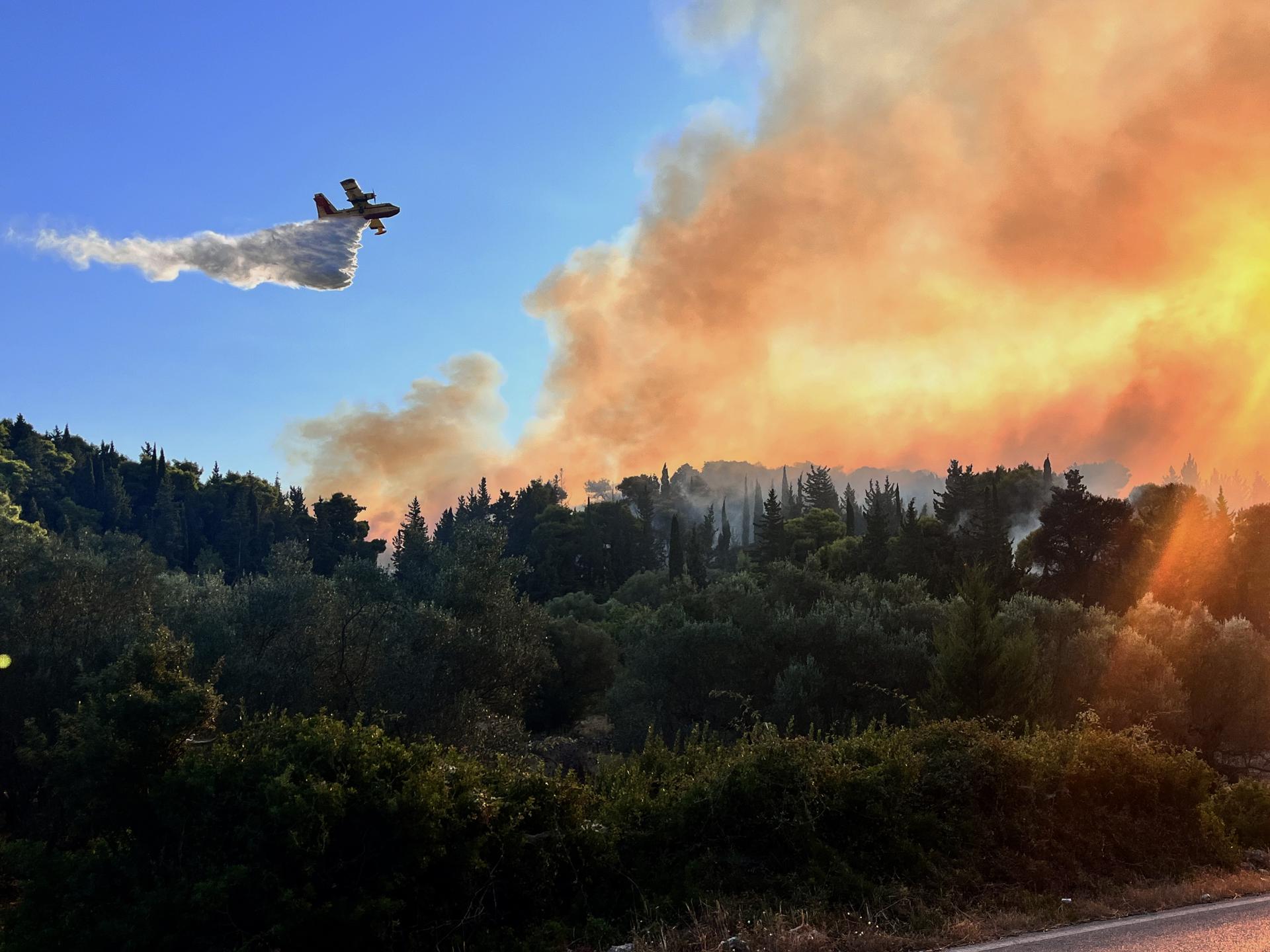 FOTODELDIA Lithakia, 13/08/2025.- Un avión de extinción de incendio en la zona de Lithakia en la isla de Zakynthos, este miércoles. Un total de 152 incendios han estallado en las últimas 24 horas en Grecia, donde más de 4.800 bomberos y 62 medios aéreos luchan contra las llamas en numerosos frentes y cuando se espera un elevado riesgo para este miércoles debido al fuerte viento. EFE/COSTAS SYNETOS