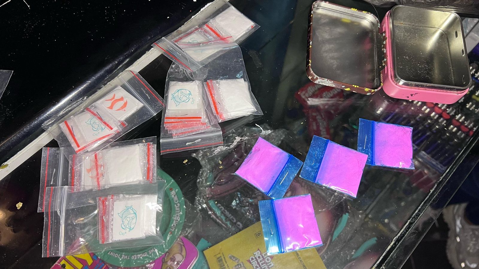 Hallaron marihuana, tusi y otras drogas en bar de Medellín: así fue el operativo