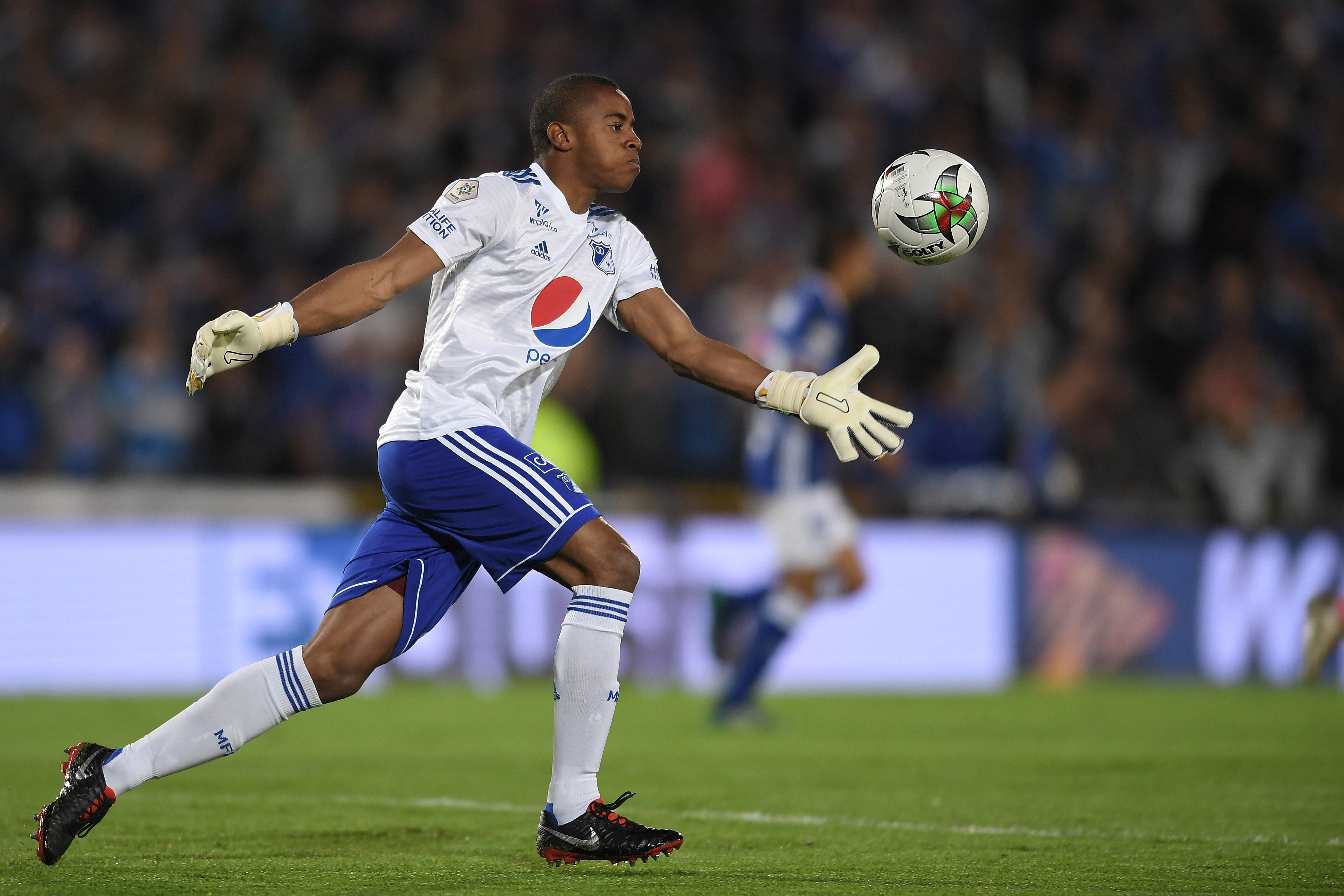 Futbolista venezolano que juega como arquero de Millonarios, en el partido ante Santa Fe por la fecha 19 de la  Liga Águila II 2019.